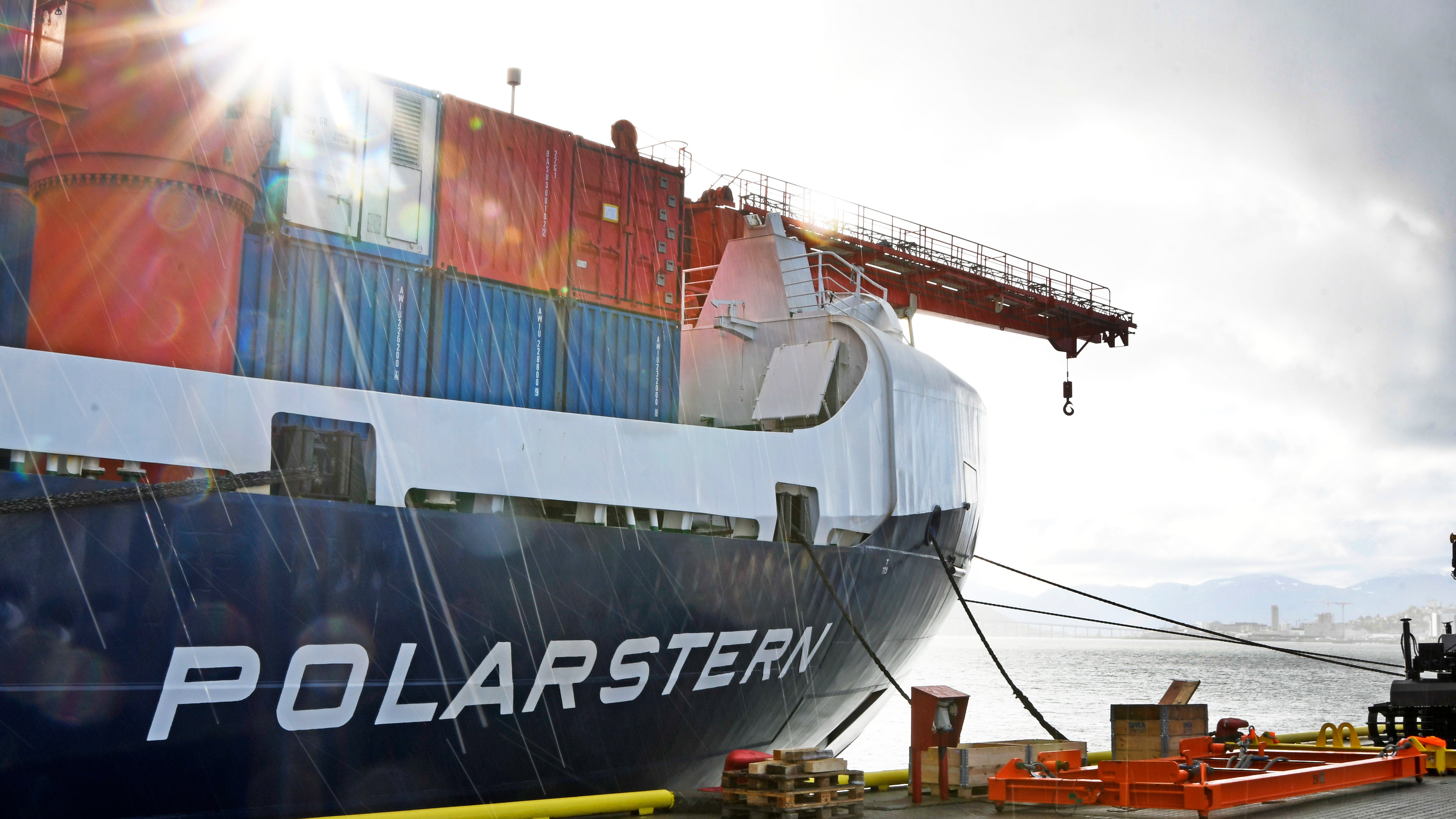 Das deutsche Eisbrecher- und Forschungsschiff "Polarstern" ankert in einem Hafen in Troms&oslash;.