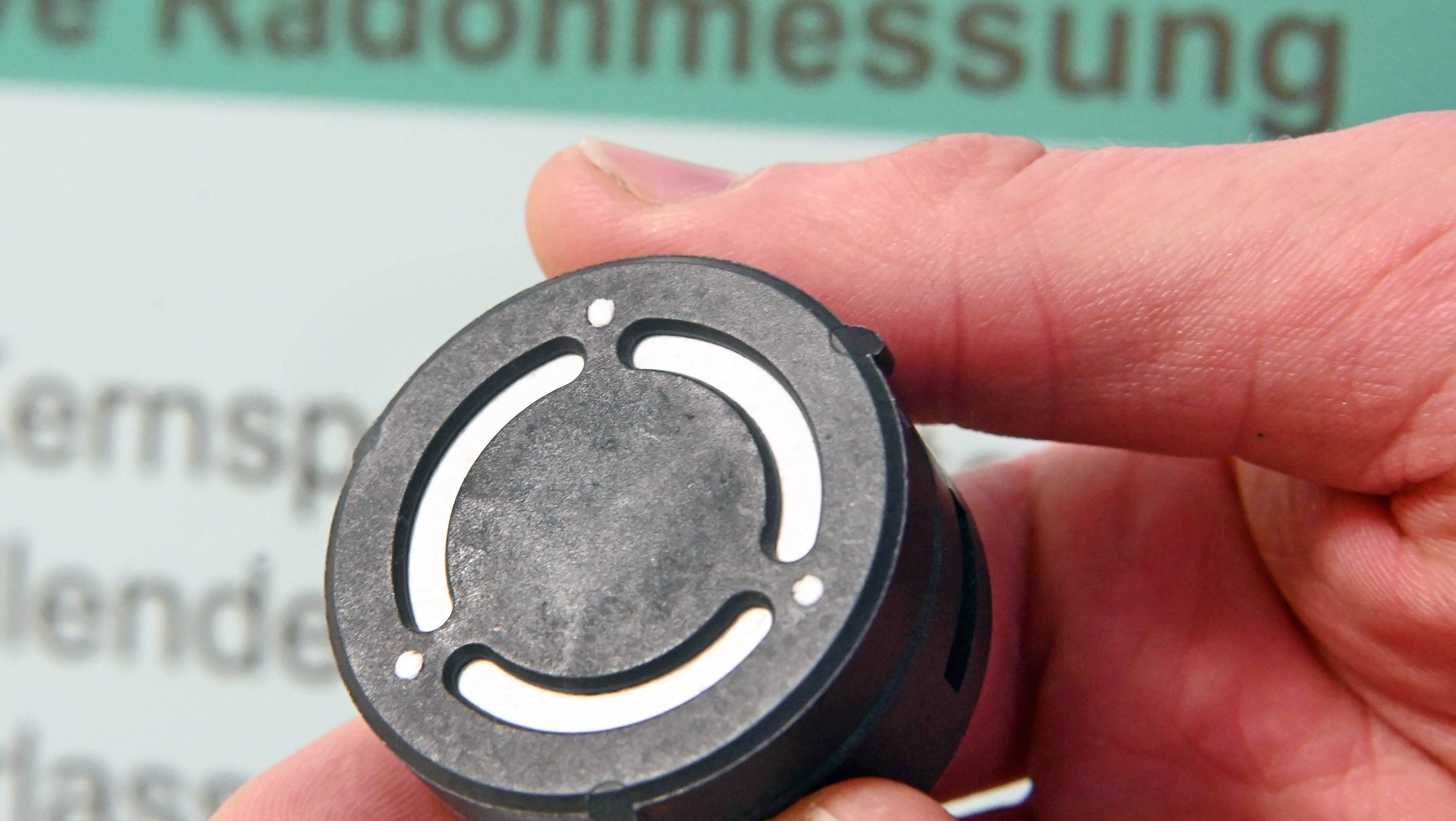 Baden-W&uuml;rttemberg, Karlsruhe: Beim Karlsruher Institut f&uuml;r Technologie (KIT) wird der Karlsruher Radonexposimeter gezeigt, mit dem eine passive Radonmessung durchgef&uuml;hrt wird. 