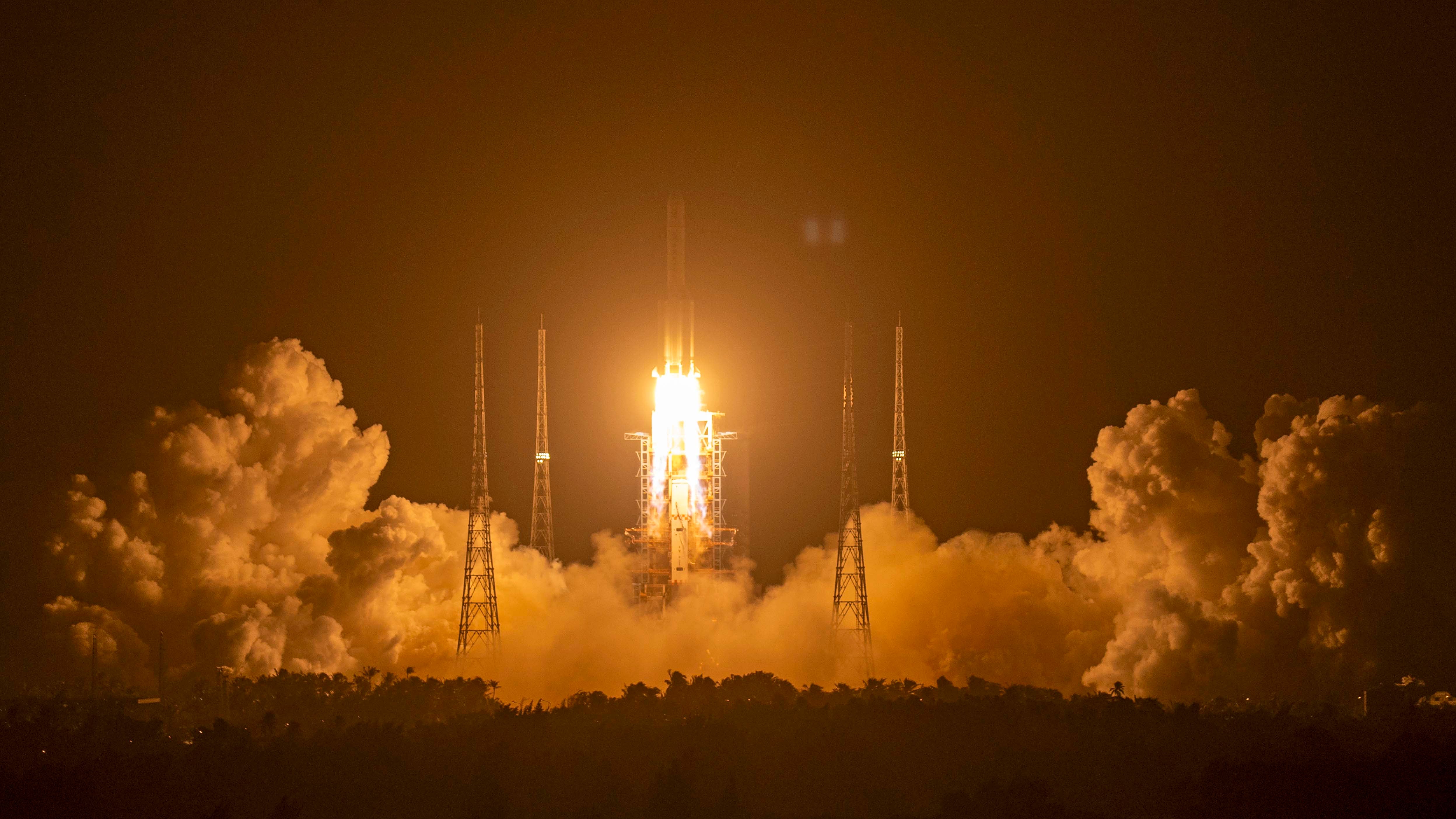 dpatopbilder - 24.11.2020, China, Wenchang: Eine Rakete vom Typ &acute;Langer Marsch 5&ordf; startet auf der Startrampe des Wenchang Space Launch Center. China hat ein unbemanntes Raumschiff zum Mond gestartet. Die Rakete vom Typ &acute;Langer Marsch 5&ordf; hob am Montagabend MEZ vom Raumfahrtbahnhof in Wenchang auf der s&cedil;dchinesischen Insel Hainan ab. Bei der Mission soll nach einer Mondlandung erstmals seit mehr als vier Jahrzehnten auch wieder Mondgestein zur Erde gebracht werden. Foto: Mark Schiefelbein/AP/dpa +++ dpa-Bildfunk +++