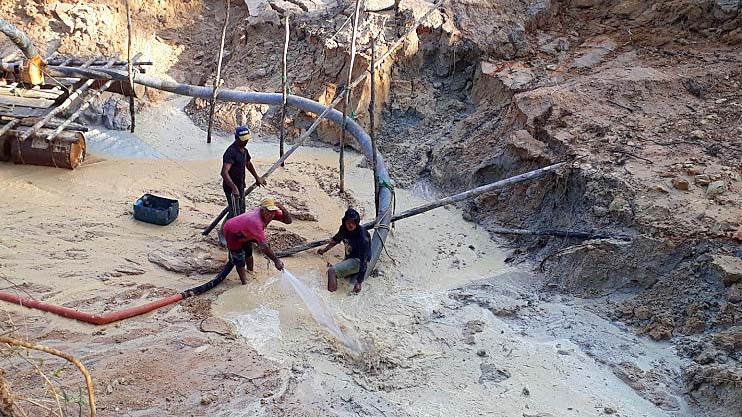 22.05.2019, Brasilien, Creporiz&bdquo;o: &acute;Garimpeiros&ordf;, illegale Goldgr&permil;ber, haben in Creporiz&bdquo;o im Westen des brasilianischen Bundesstaates Par&middot; Schneisen in den Regenwald geschlagen und sich tief in die Erde gegraben. Wo sie nach Gold suchen, erholt sich der Wald nur schwer. Dies berichten Forscher der University of Leeds im &acute;Journal of Applied Ecology&ordf; Foto: Martina Farmbauer/dpa +++ dpa-Bildfunk +++