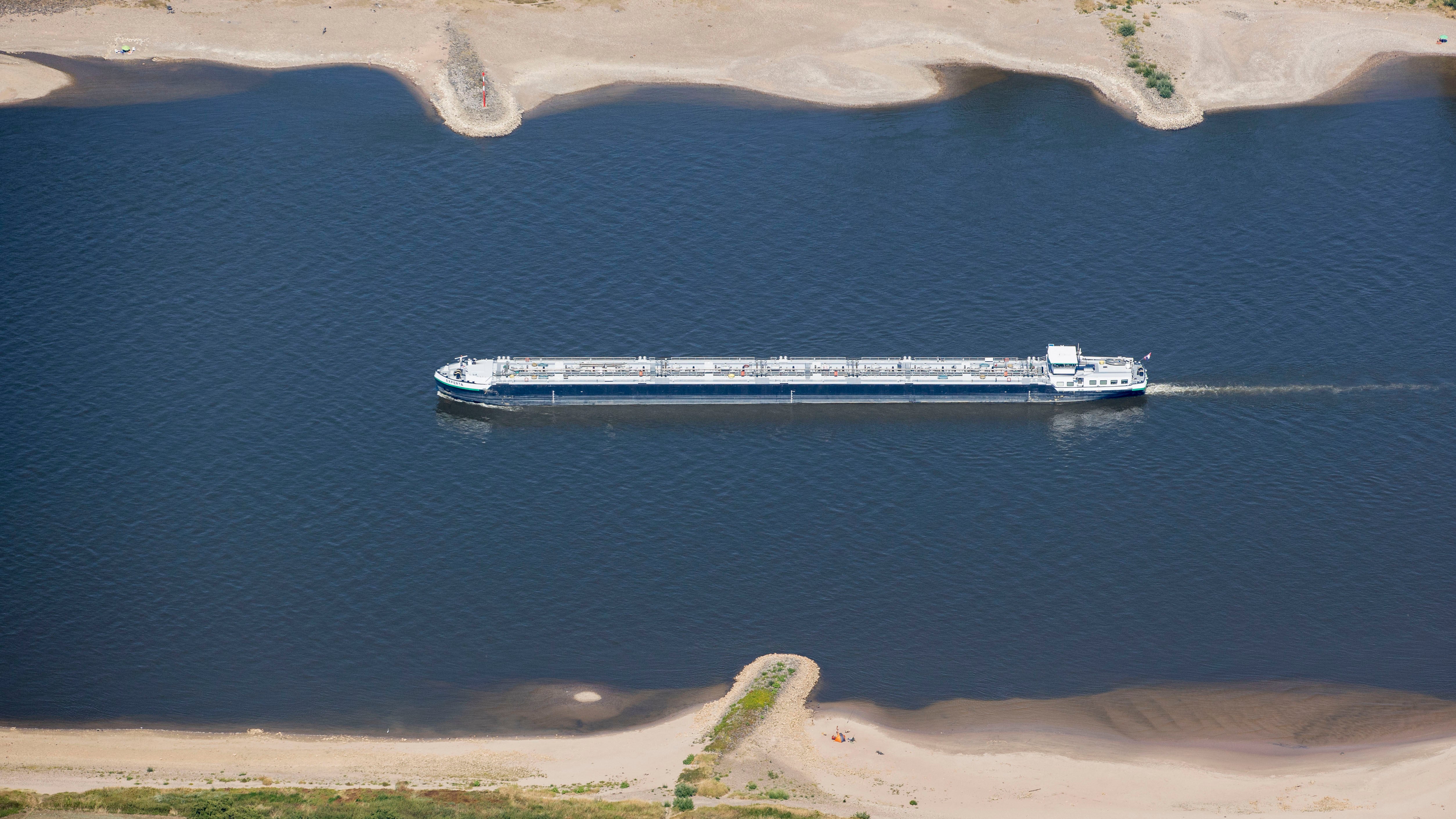 Nordrhein-Westfalen, K&ouml;ln: Ein Schiff mit wenig Ladung f&auml;hrt bei K&ouml;ln bei niedrigem Wasserstand auf dem Rhein. Ob Rhein, Weser oder Donau: Die Pegelst&auml;nde mehrerer Fl&uuml;sse in Deutschland sind in diesem Jahr besonders fr&uuml;h gesunken und sehr tief. Der Klimawandel tr&auml;gt dazu bei - doch die Zusammenh&auml;nge sind vielf&auml;ltig. Besonders f&uuml;r die Wassertierwelt birgt das viele Gefahren. Experten rufen zur Vorsorge statt Nachsorge auf. Foto: Christoph Reichwein/dpa