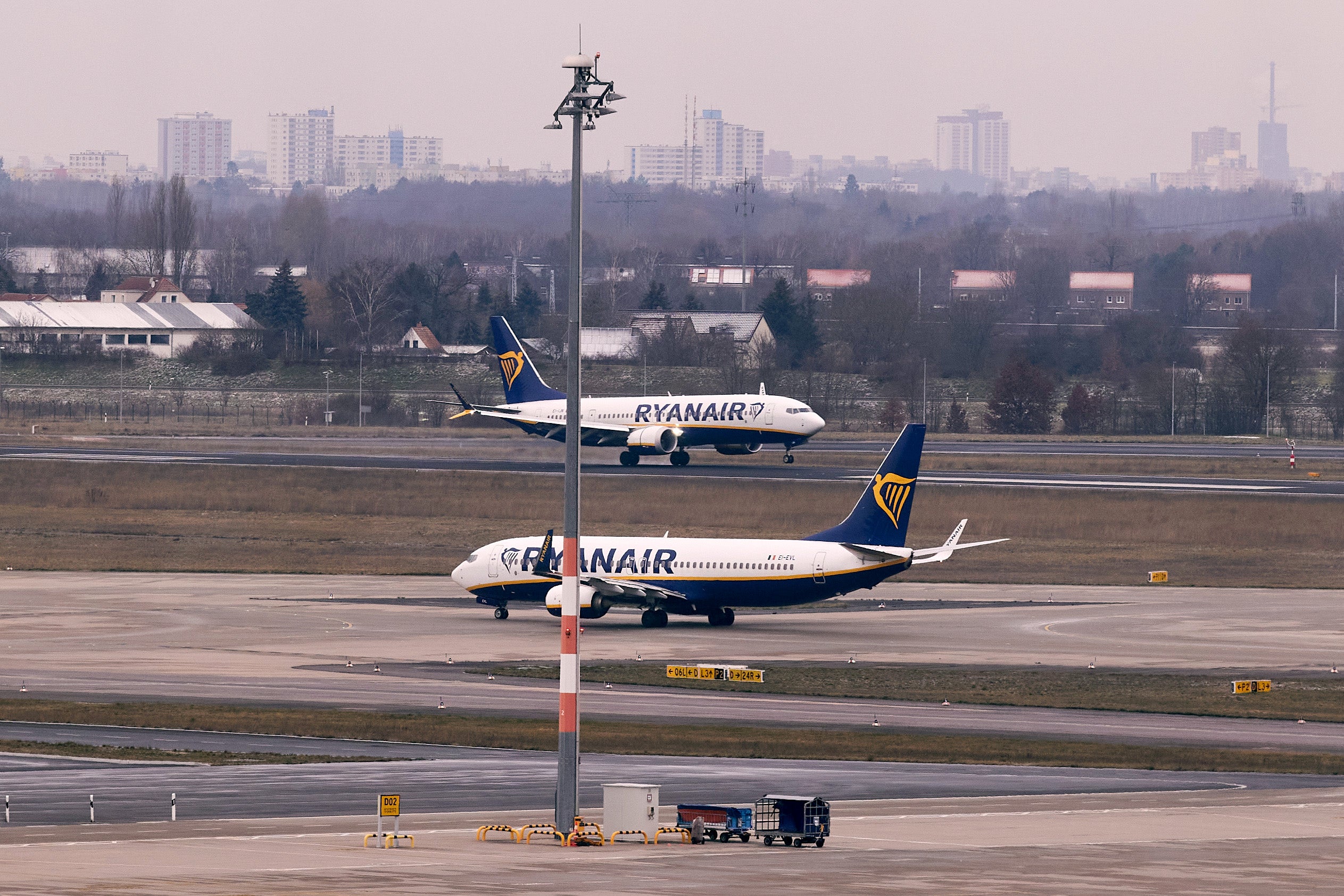 05.01.2025, Brandenburg, Sch&ouml;nefeld: Flugzeuge der Gesellschaft Ryanair begegnen sich am Flughafen BER. (J&ouml;rg Carstensen/dpa)