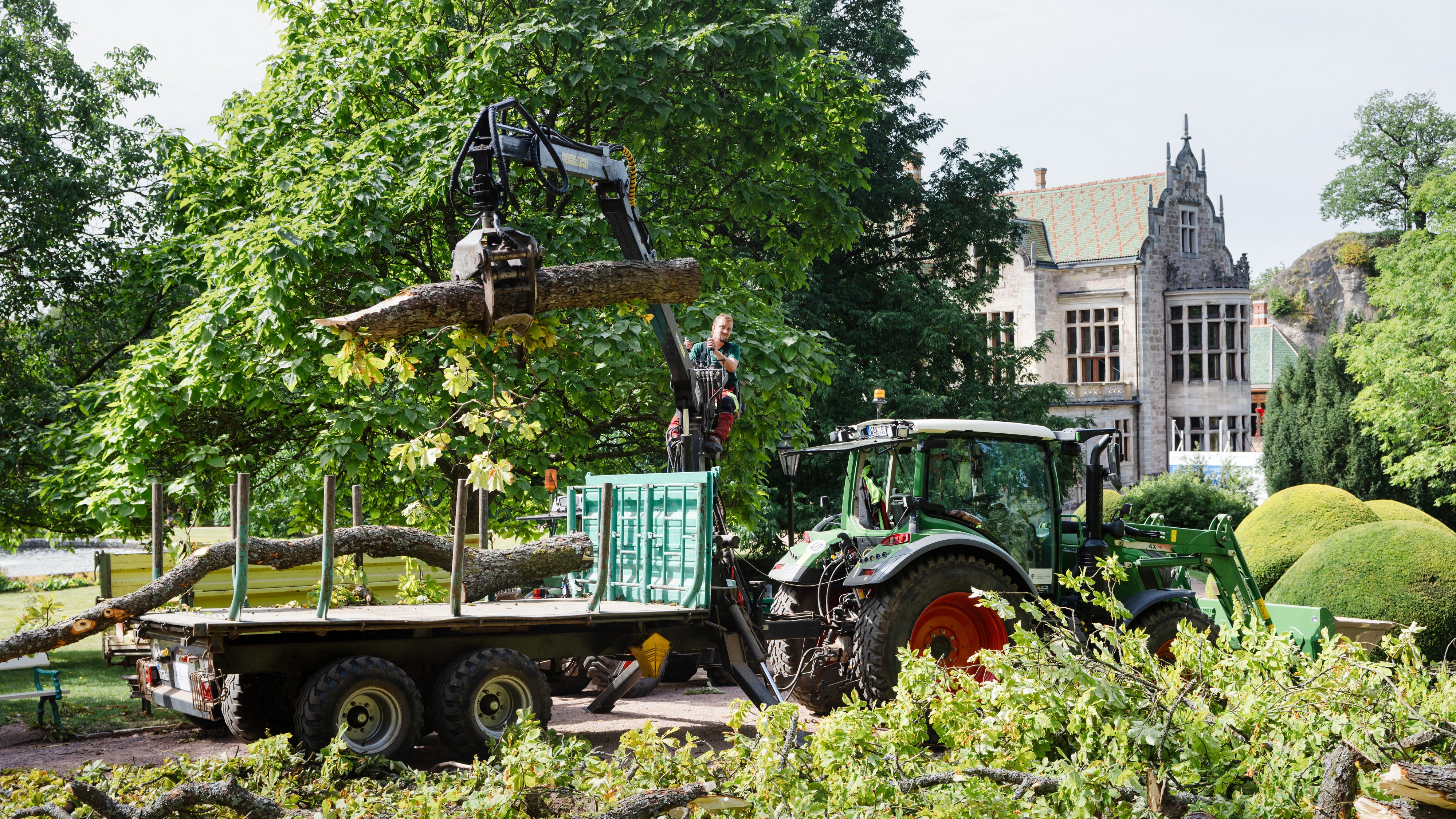 21.08.2026, Th&uuml;ringen, Bad Liebenstein: Mitarbeiter beseitigen einen umgefallenen Baum im Schlosspark Altenstein. Ein Unwetter hatte am Abend des 19. August 2026 f&uuml;r schwere Sch&auml;den an der historischen Parkanlage gesorgt. (Michael Reichel/dpa)