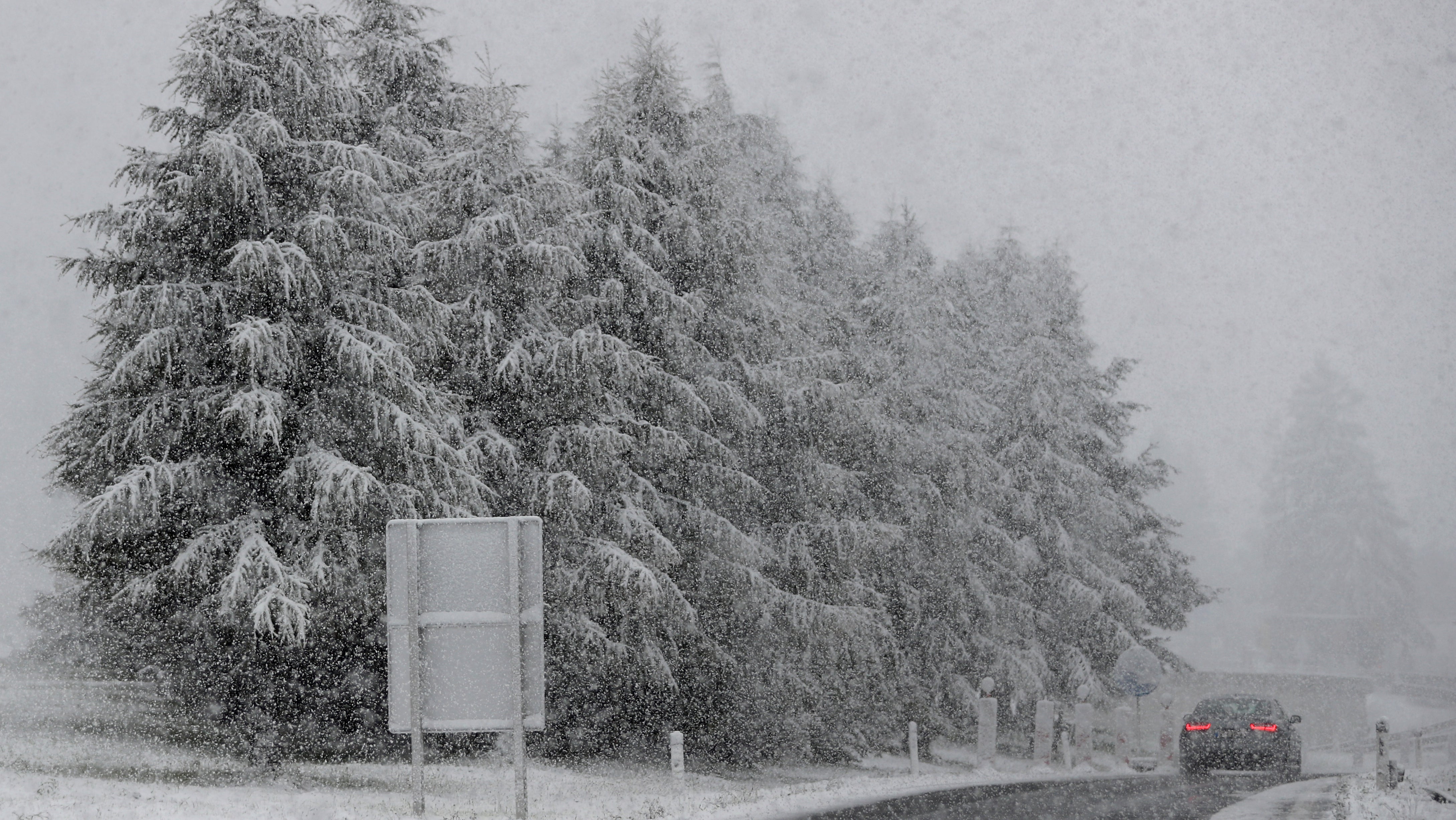 &Ouml;sterreich, N&ouml;sslach: Ein Auto f&auml;hrt bei Schnee &uuml;ber die Autobahn A13