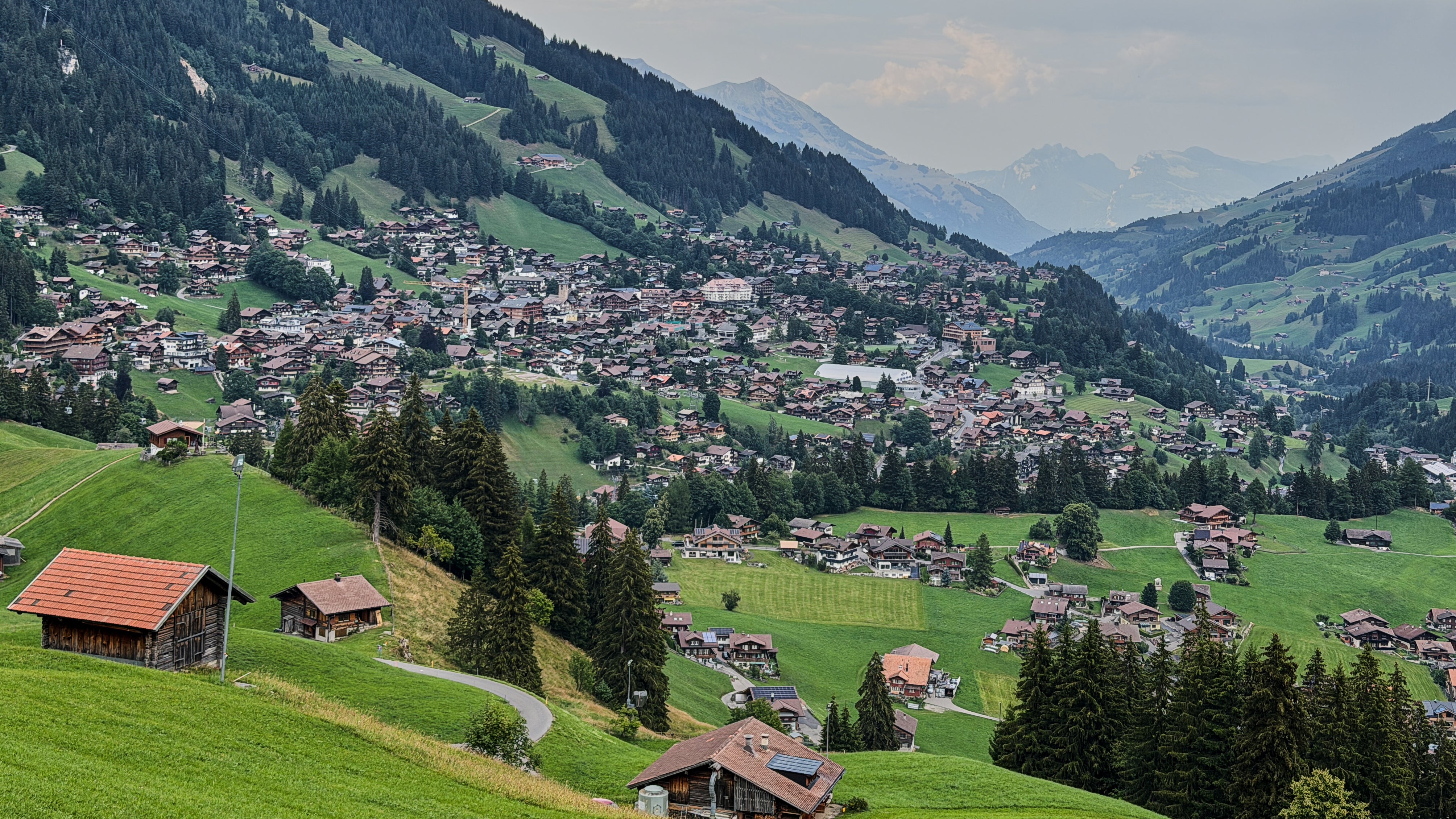 3. August 2026: Ein Gesamtblick auf das Dorf Adelboden im Adelbodental, Schweiz (AP Photo/Hernan Munoz)
