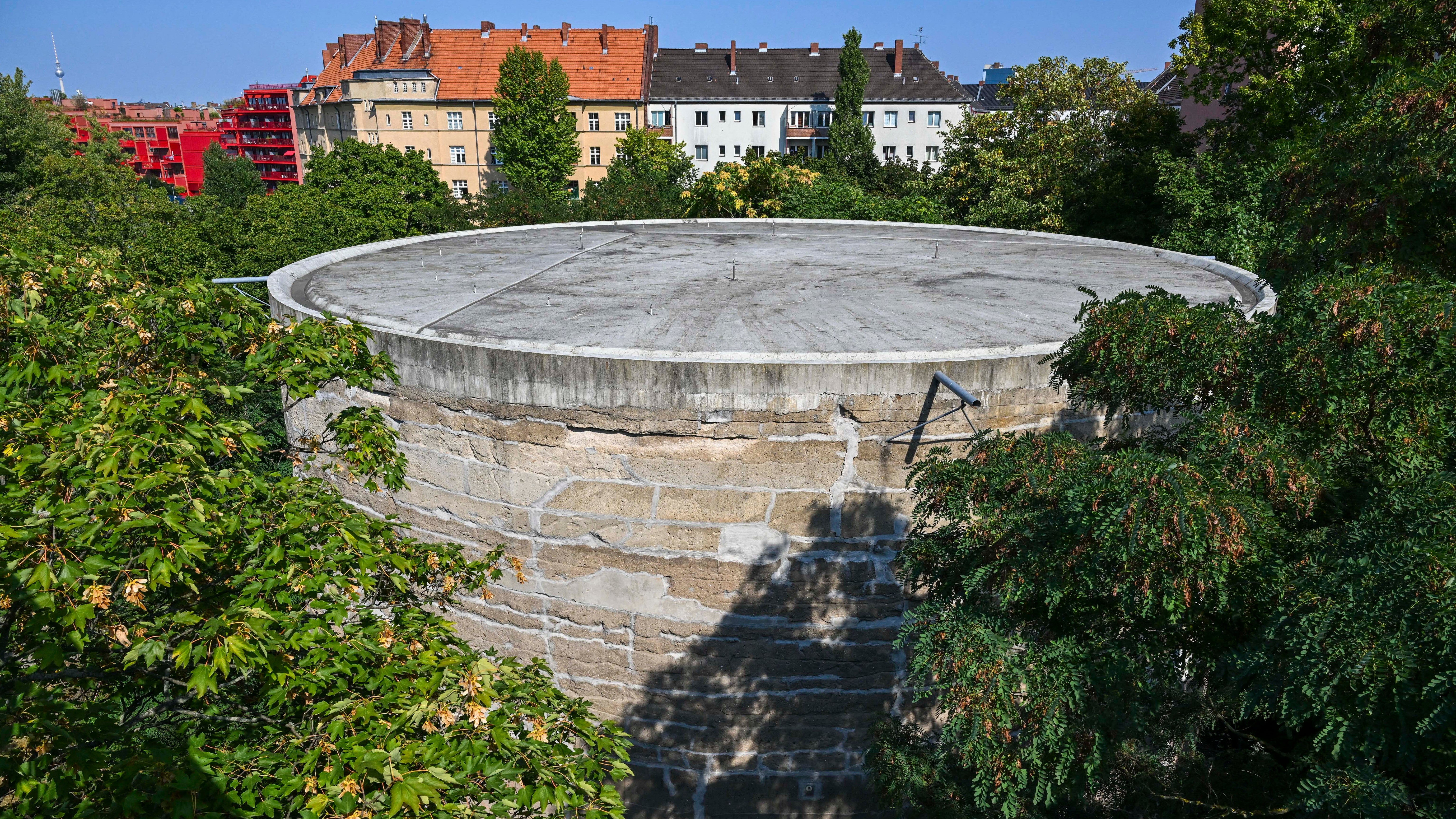 28.08.2024, Berlin: Der Schwerbelastungsk&ouml;rper, ein massiver Betonzylinder, im Nordwesten des Berliner Ortsteils Tempelhof. Er wurde 1941 aus unbewehrtem Beton und Stahlbeton errichtet, um die Belastung des Untergrundes durch einen von den Nationalsozialisten geplanten gigantischen Triumphbogen zu simulieren. Der &middot;Informationsort Schwer&shy;belastungs&shy;k&ouml;rper&middot; wurde 2009 als ein Teilprojekt des Bund-L&auml;nder-Programms Stadt&shy;umbau-West der &Ouml;ffentlichkeit &uuml;bergeben. (Jens Kalaene/dpa)
