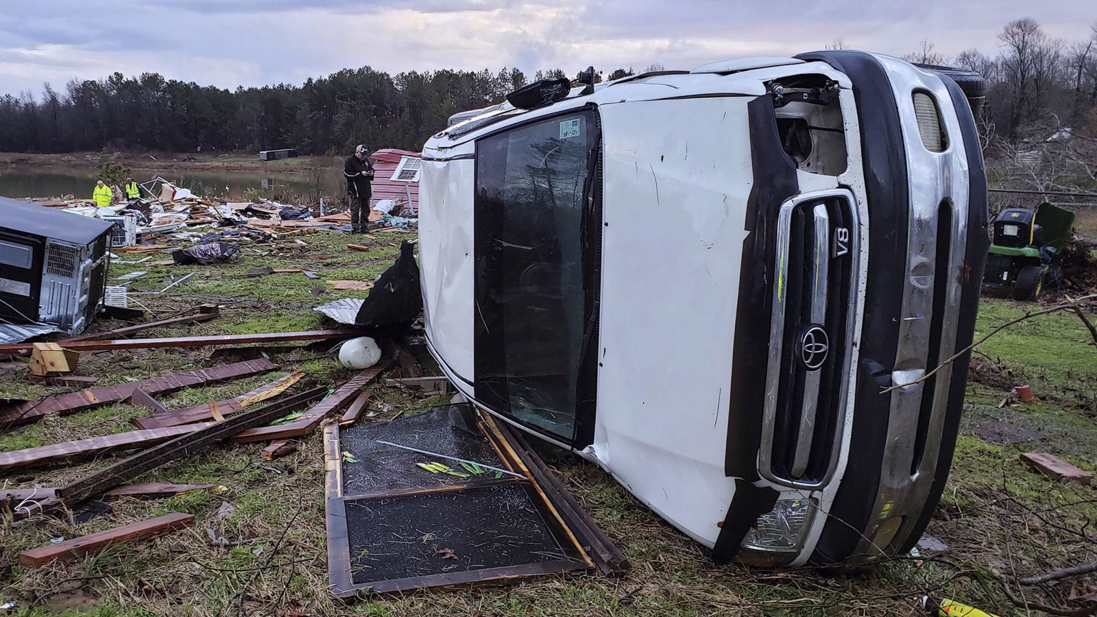  11.01.2020, USA, Bossier Parish: Ein besch&auml;digtes Auto ist nach einem schweren Sturm in den Tr&uuml;mmern zu sehen. Schwere St&uuml;rme haben in den USA mindestens sechs Menschen das Leben gekostet. Foto: Bill Davis/Bossier Parish Sheriff's Office/AP/dpa 