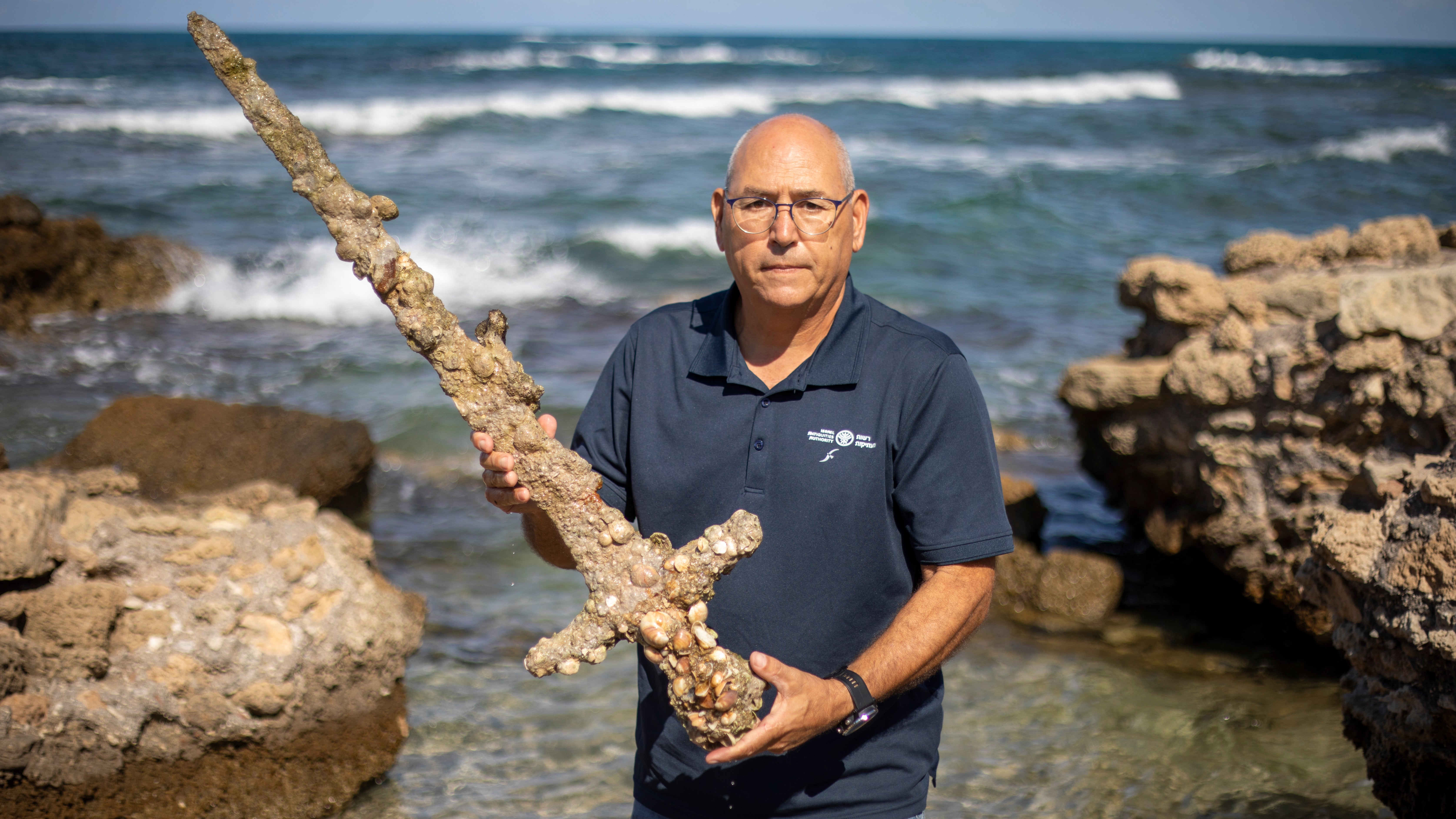 Israel, Cesarea: Jacob Sharvit, Direktor der Abteilung f&uuml;r Meeresarch&auml;ologie der israelischen Altertumsbeh&ouml;rde, h&auml;lt ein meterlanges Schwert in der Hand das Experten zufolge aus der Zeit der Kreuzritter stammt und in der israelischen Hafenstadt Cesarea ausgestellt ist. 