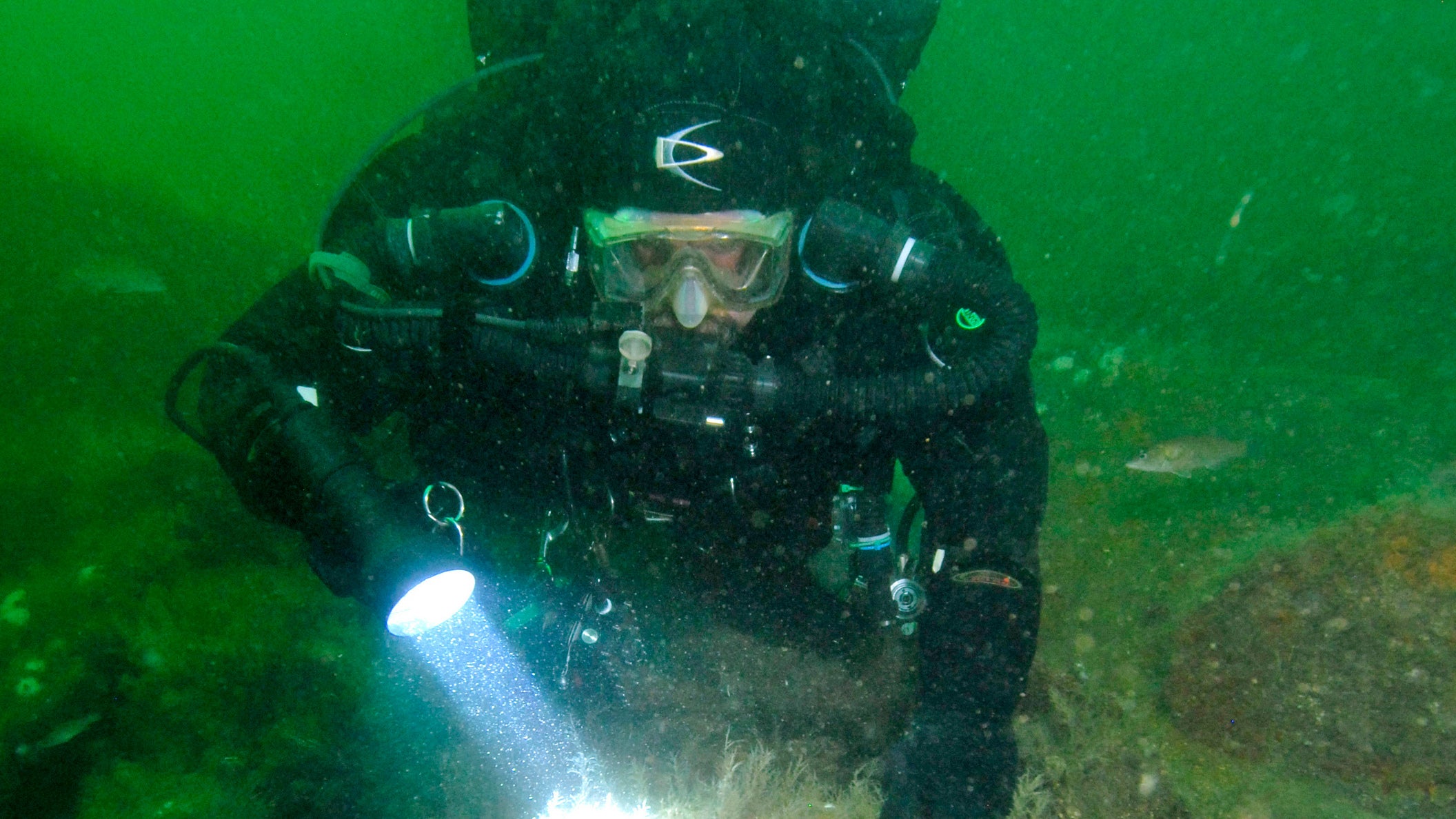 Ein Taucher inspiziert das Wrack der SS Oregon vor der K&uuml;ste Long Islands in New York