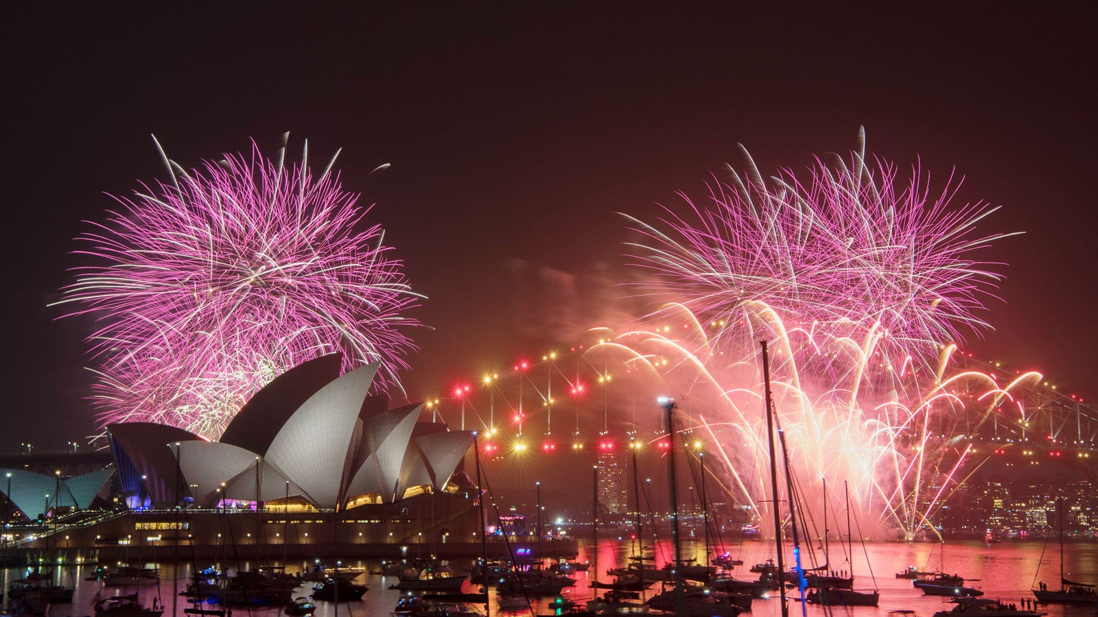 31.12.2018, Australien, Sydney: Feuerwerk am Himmel &uuml;ber dem Sydney Opera House und der Harbour Bridge w&auml;hrend der Silvesterfeierlichkeiten. Foto: Brendan Esposito/AAP/dpa 