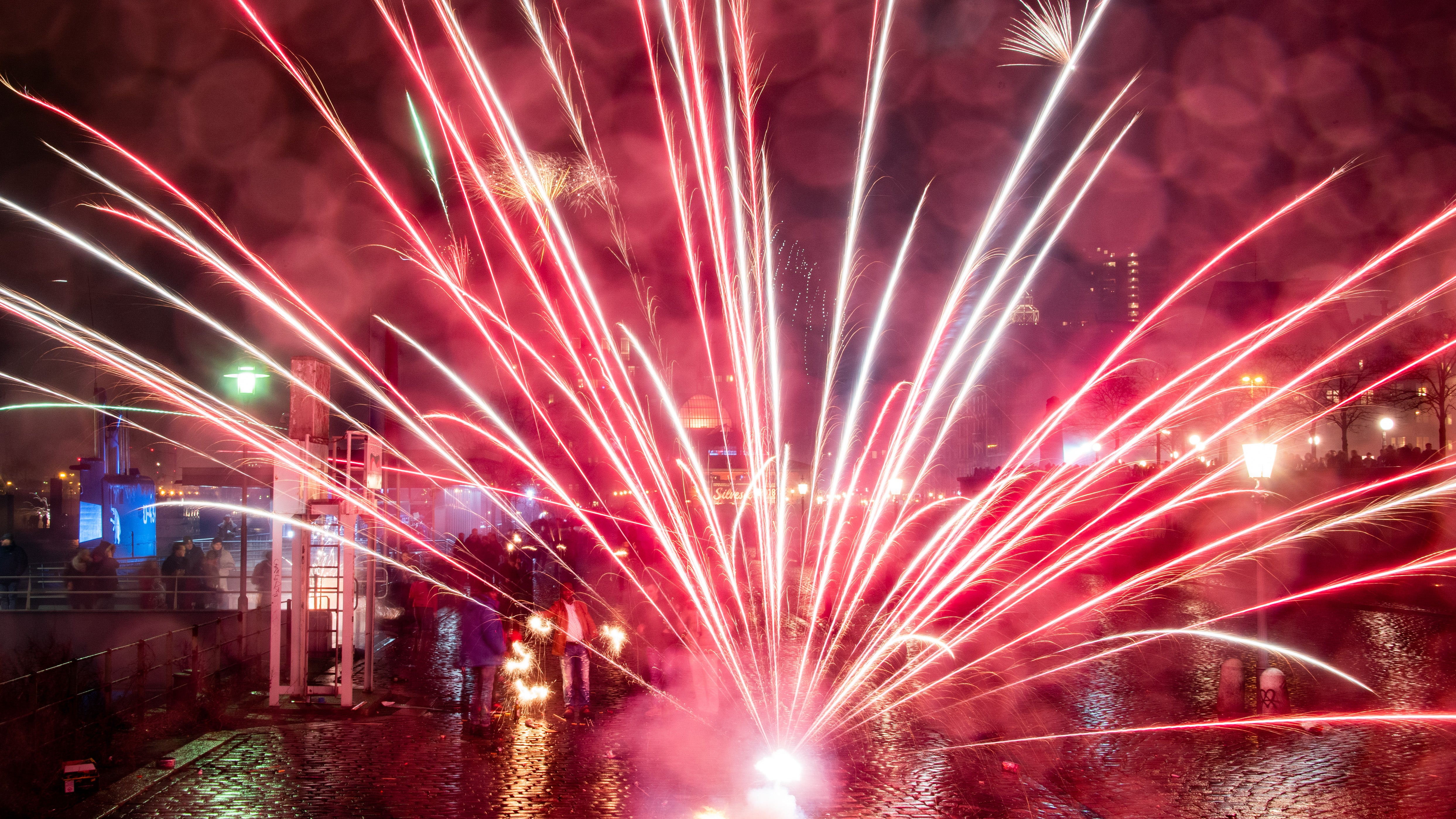 Hamburg: Feuerwerksk&ouml;rper explodieren rund um den Hamburger Fischmarkt. Wie die Regeln f&uuml;r das Silvester-Feuerwerk in Hamburg in diesem Jahr aussehen, wird derzeit laut Innenbeh&ouml;rde noch erarbeitet.