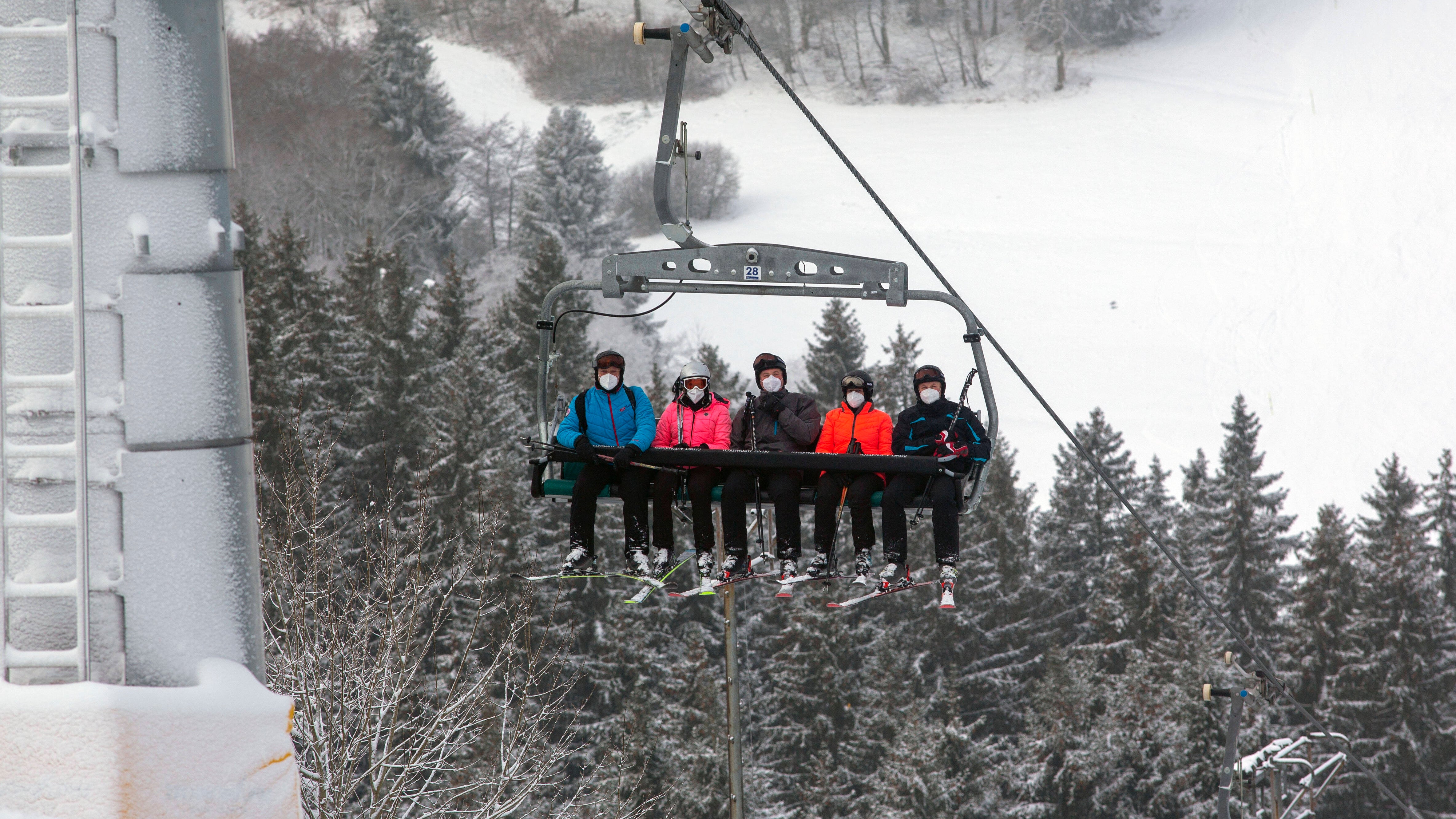 Touristen sind am zweiten Weihnachtstag 2021 w&auml;hrend der Coronapandemie im Skigebiet von Winterberg ( Hochsauerlandkreis NRW ) unterwegs. Dank Kunstschnee sind viele Skilifte und Pisten bei Temperaturen um den Gefrierpunkt ge&ouml;ffnet. Skigebiet Winterberg Bildcredit: IMAGO / Manngold