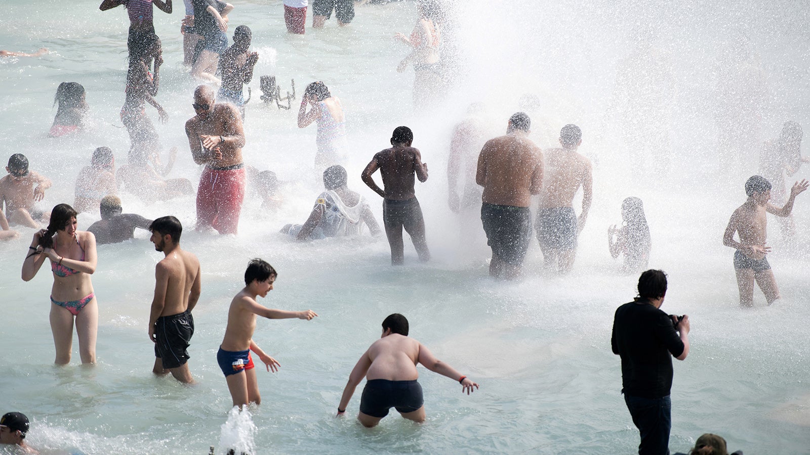26.06.2019, Frankreich, Paris: Passanten k&uuml;hlen sich in den Brunnen von Trocadero gegen&uuml;ber des Eiffelturms ab. Frankreich erlebt derzeit eine Hitzewelle . In den kommenden Tagen auf fast 40 Grad Celsius steigen. Foto: -/XinHua/dpa +++ dpa-Bildfunk +++