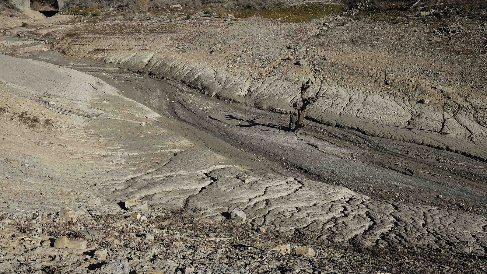 ARCHIV - 18.11.2017, Spanien, Yesa: Ausgetrocknet ist ein Wasserlauf bei Yesa, Nordspanien, w&auml;hrend einer D&uuml;rre. Ein internationales Forscherteam warnt vor einer weltweit steigenden Zahl von Extremwetterereignisse infolge des Klimawandels. (zu dpa &laquo;Studie: Klimawandel macht Wetterereignisse extremer&raquo;) Foto: Oscar Zubiri/Pacific Press via ZUMA Wire/dpa +++ dpa-Bildfunk +++