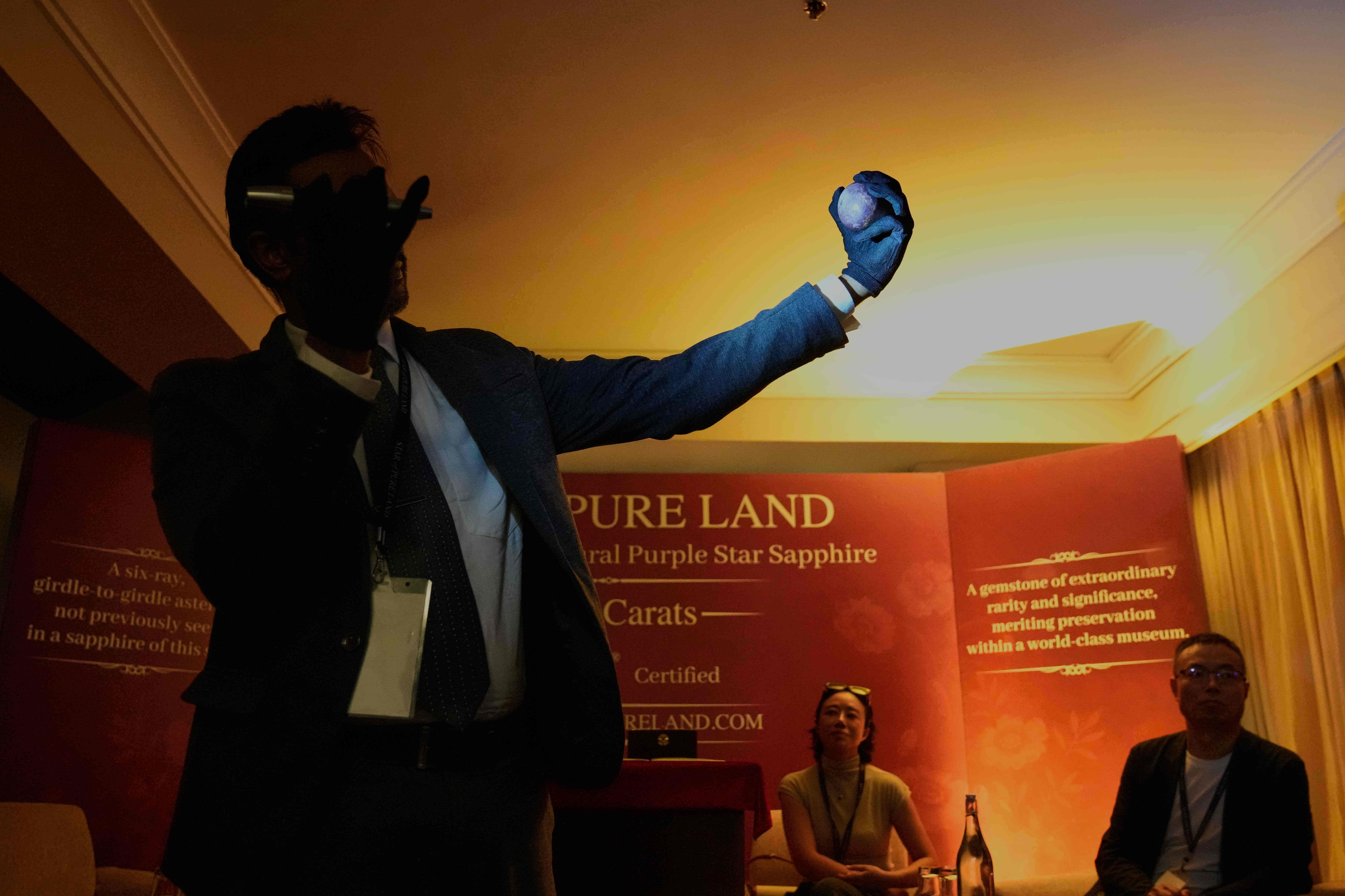 17. Januar 2026: Der Gemmologe Ashan Amarasinghe h&auml;lt den wohl gr&ouml;&szlig;ten violetten Sternsaphir der Welt bei einer Zeremonie in Colombo, Sri Lanka (AP Photo/Eranga Jayawardena)
