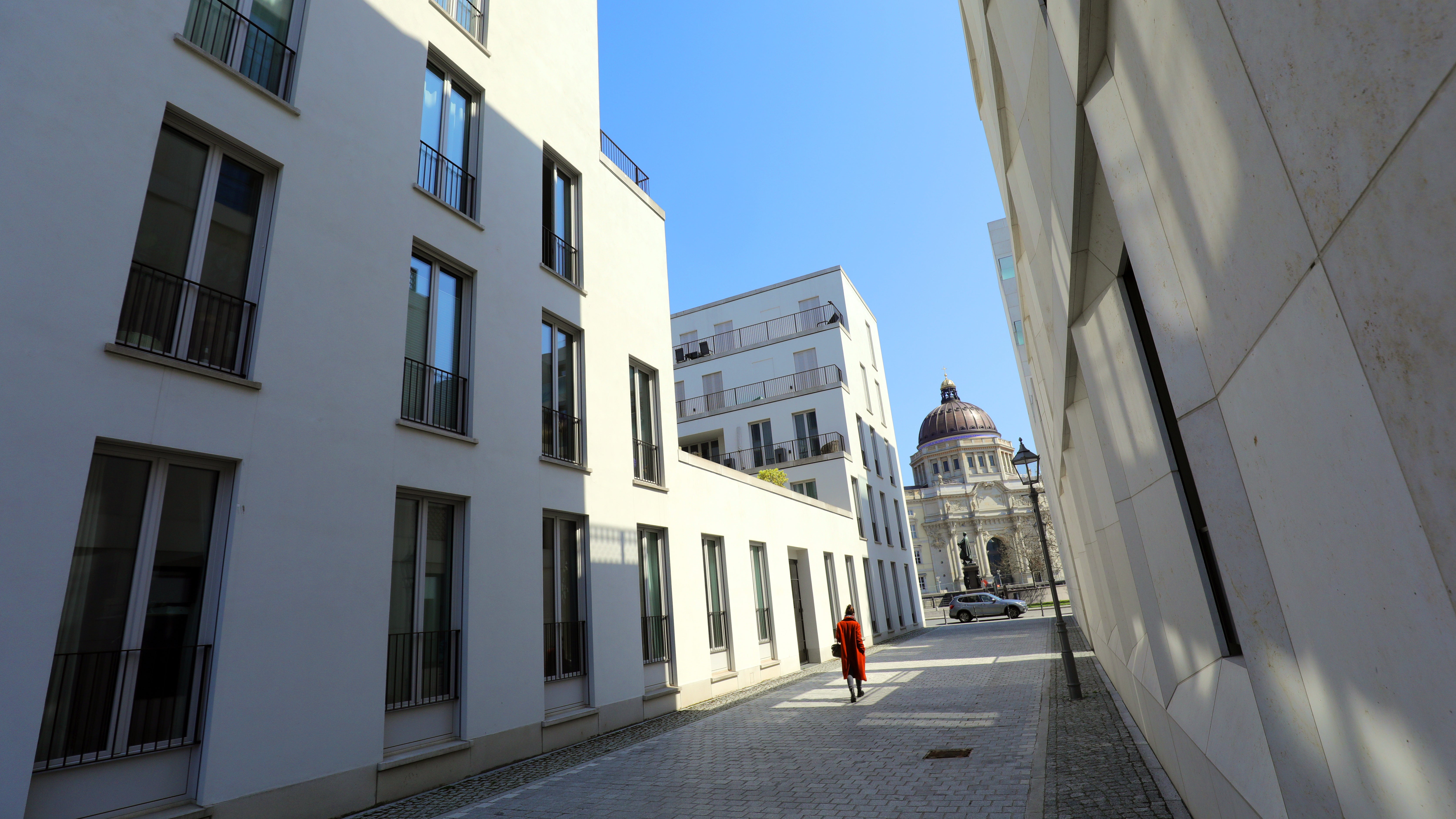 20.04.2021, Berlin: Neue Wohn- und Gesch&auml;ftsh&auml;user sind in der historischen Mitte der Hauptstadt zwischen Schinkelplatz und Friedrichswerdersche Kirche, mit Blick zum neuen Stadtschloss, Humboldt Forum, entstanden. (Wolfgang Kumm/dpa)