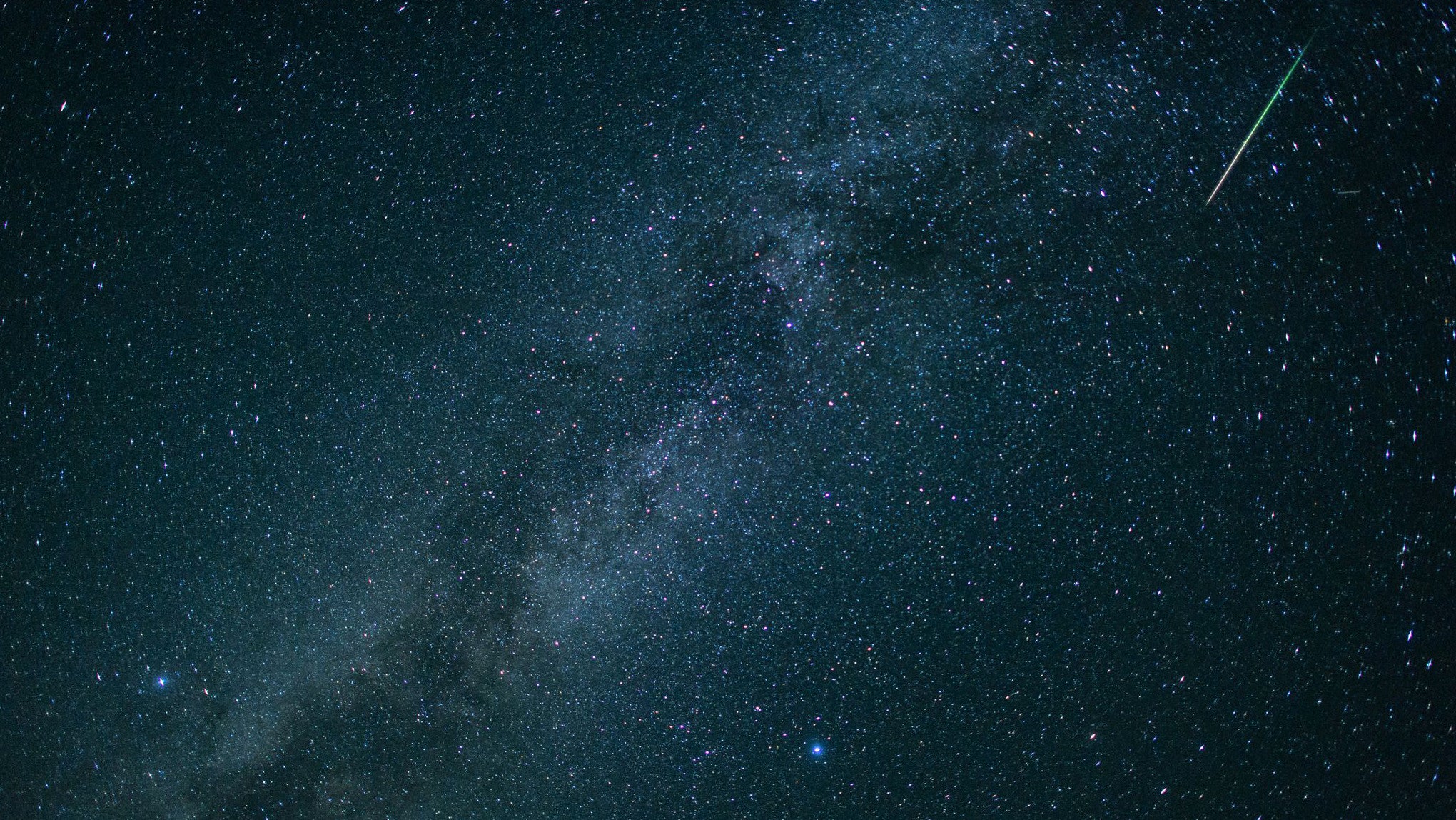 12.08.2018, Bayern, Einsiedl: Eine Sternschnuppe leuchtet neben der Milchstra&szlig;e am Himmel &uuml;ber dem Walchensee. (Matthias Balk/dpa)

