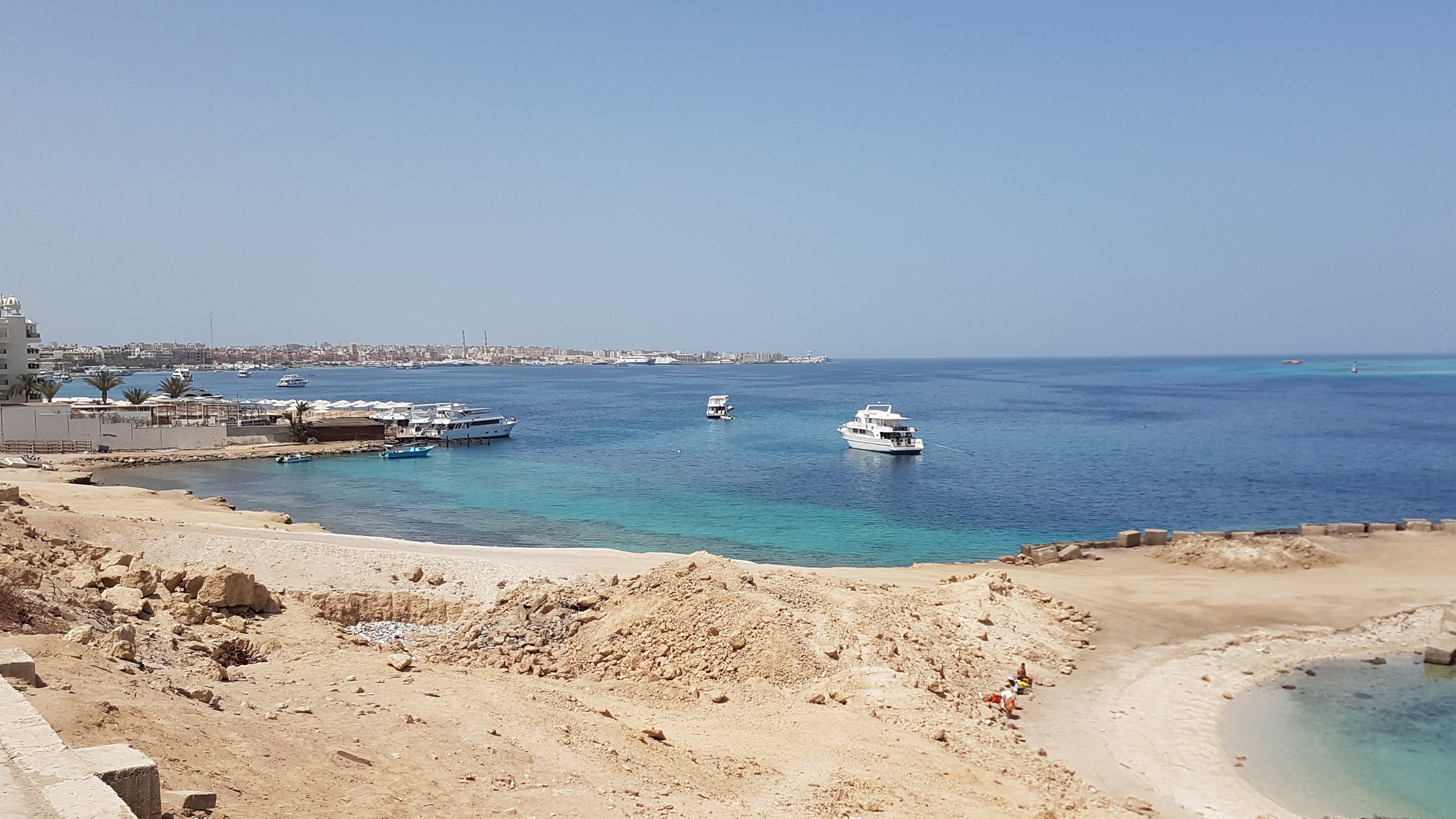 ARCHIV - 15.04.2020, &Auml;gypten, Hurghada: Menschenleer ist der Badestrand von Hurghada. Unweit des &auml;gyptischen Badeorts Hurghada ist eine &Ouml;sterreicherin nach einem Hai-Angriff gestorben. Der Hai habe sich der 68 Jahre alten Frau beim Schwimmen gen&auml;hert, berichtete der Nachrichtenkanal Al-Arabija am Samstag unter Berufung auf &auml;gyptische Beh&ouml;rdenkreise. (ILLUSTRATION zu dpa: &Ouml;sterreicherin stirbt nach Hai-Angriff in &Auml;gypten") Foto: Marcel Lauck/ dpa +++ dpa-Bildfunk +++