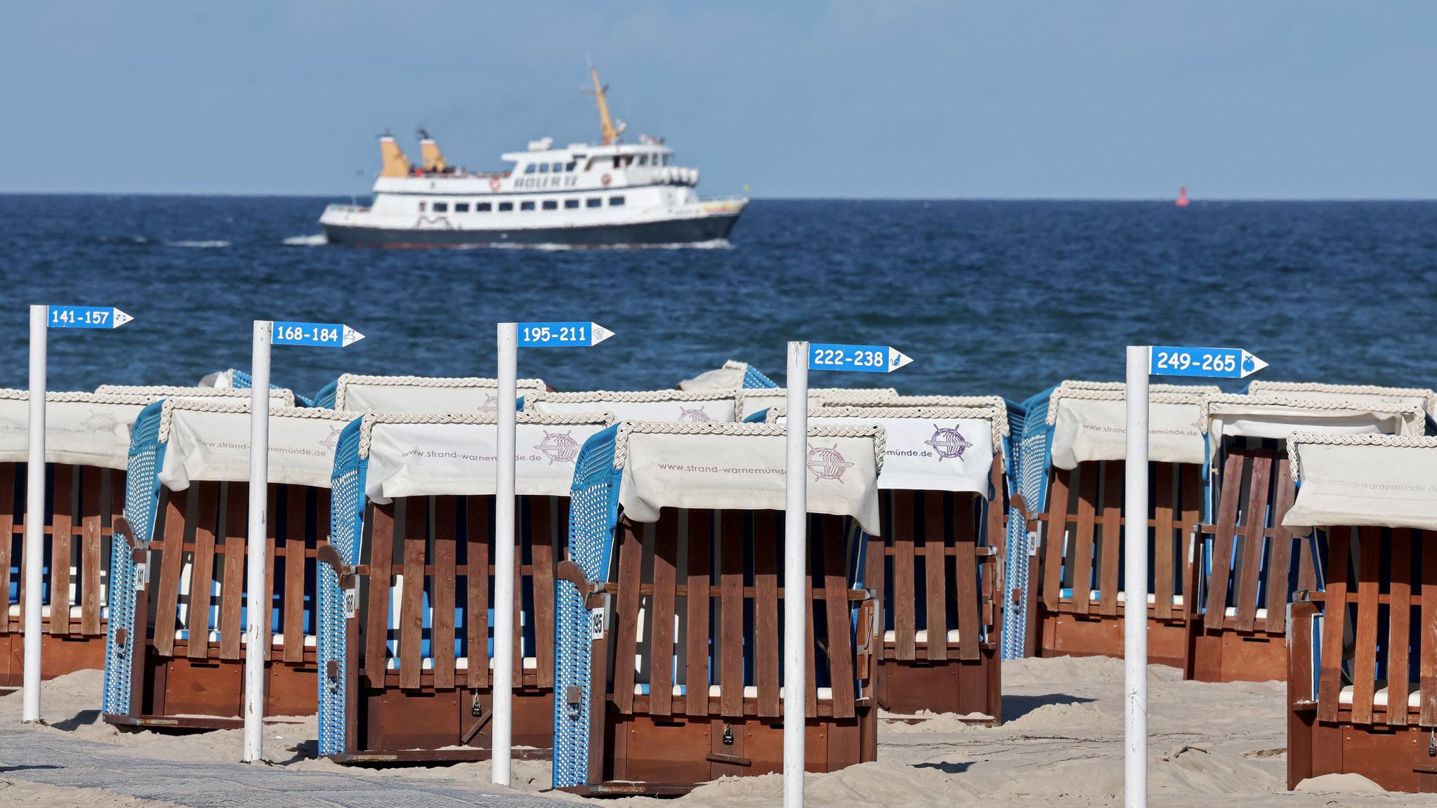 09.10.2025, Mecklenburg-Vorpommern, Warnem&uuml;nde: In der &bdquo;Strandoase Treichel&ldquo; stehen letzte Strandk&ouml;rbe. In wenigen Tagen ist die offizielle Strandkorbsaison vorbei. (Bernd W&uuml;stneck/dpa)