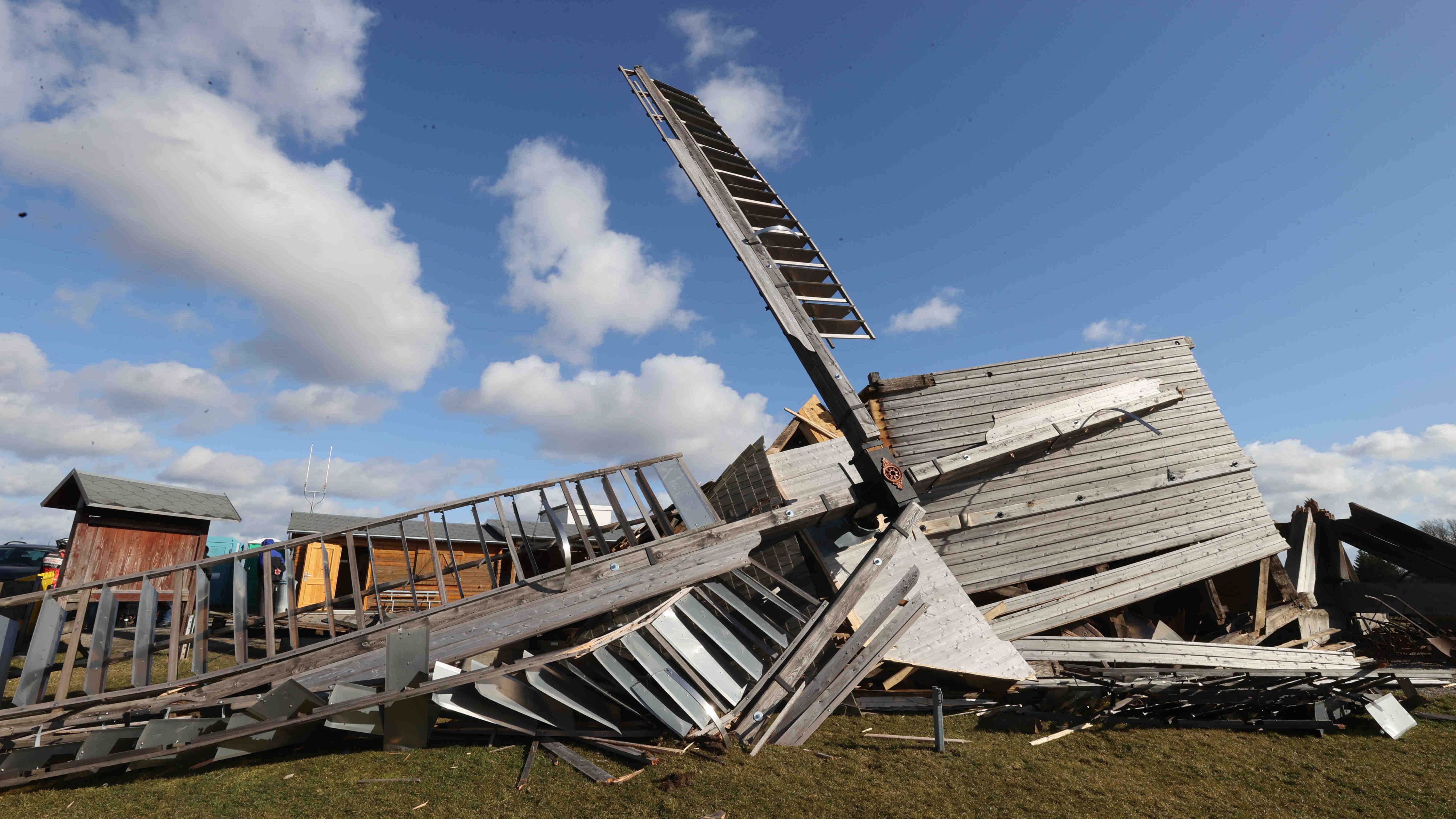 19.02.2022, Th&cedil;ringen, Klettbach: Eine rund 270 Jahre alte Bockwindm&cedil;hle ist auf einem H&cedil;gel am Rande der Ortschaft komplett umgefallen. Foto: Bodo Schackow/dpa-Zentralbild/dpa +++ dpa-Bildfunk +++