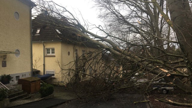 HANDOUT - 18.02.2022, Nordrhein-Westfalen, M&uuml;lheim an der Ruhr: Mehrere B&auml;ume sind auf ein Wohnhaus gest&uuml;rzt. Sturmtief &laquo;Zeynep&raquo; zieht &uuml;ber Teile Deutschlands hinweg. Foto: Feuerwehr M&uuml;lheim an der Ruhr/dpa - ACHTUNG: Nur zur redaktionellen Verwendung im Zusammenhang mit der aktuellen Berichterstattung und nur mit vollst&auml;ndiger Nennung des vorstehenden Credits +++ dpa-Bildfunk +++