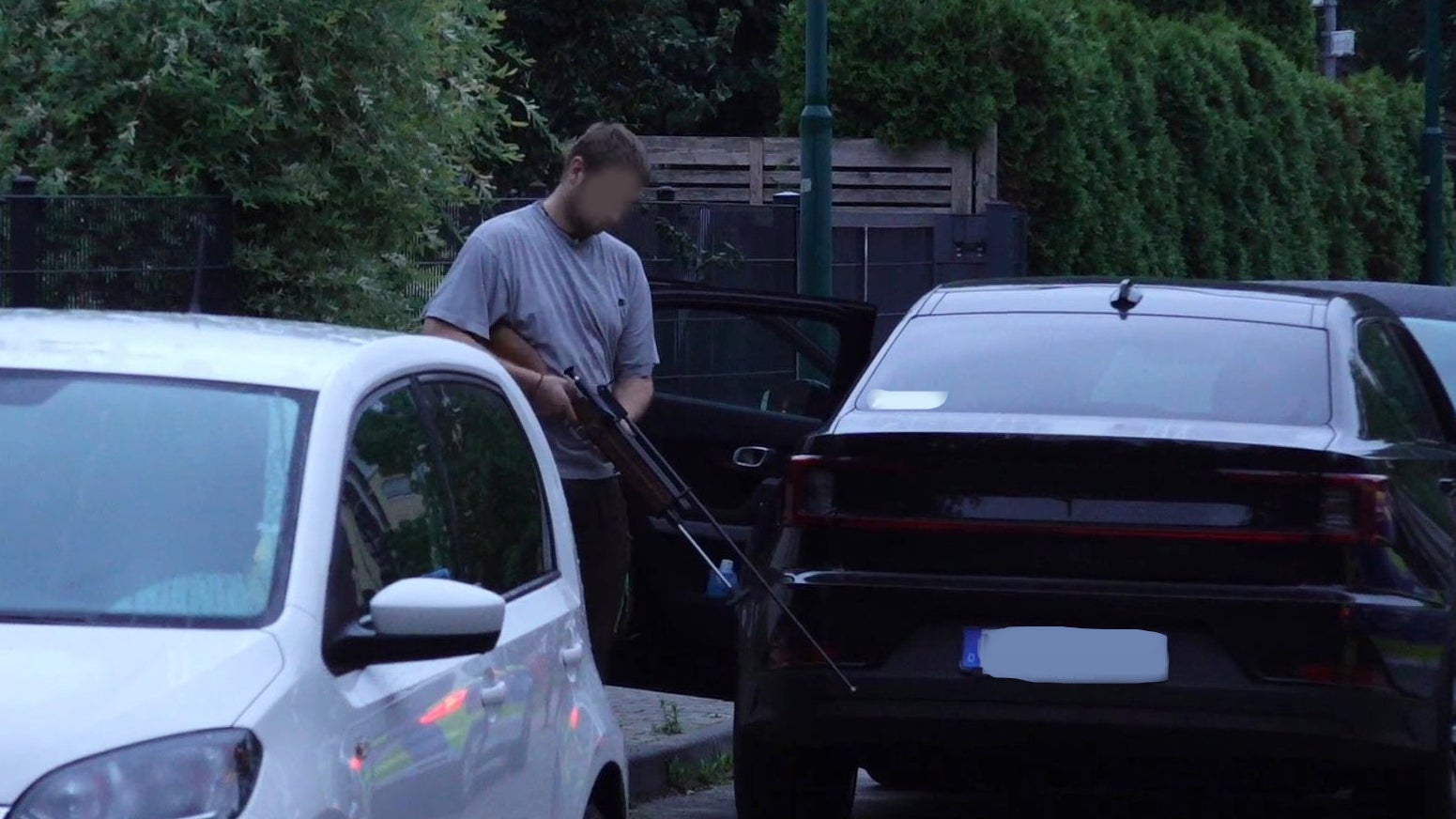 20.07.2023, Brandenburg, Kleinmachnow: Ein Mann steht mit einem Gewehr bei einer Suchaktion nach einem freilaufenden gef&auml;hrlichen Wildtier im Bereich der s&uuml;dlichen Landesgrenze von Berlin. (Sven K&auml;uler/TNN/dpa)
