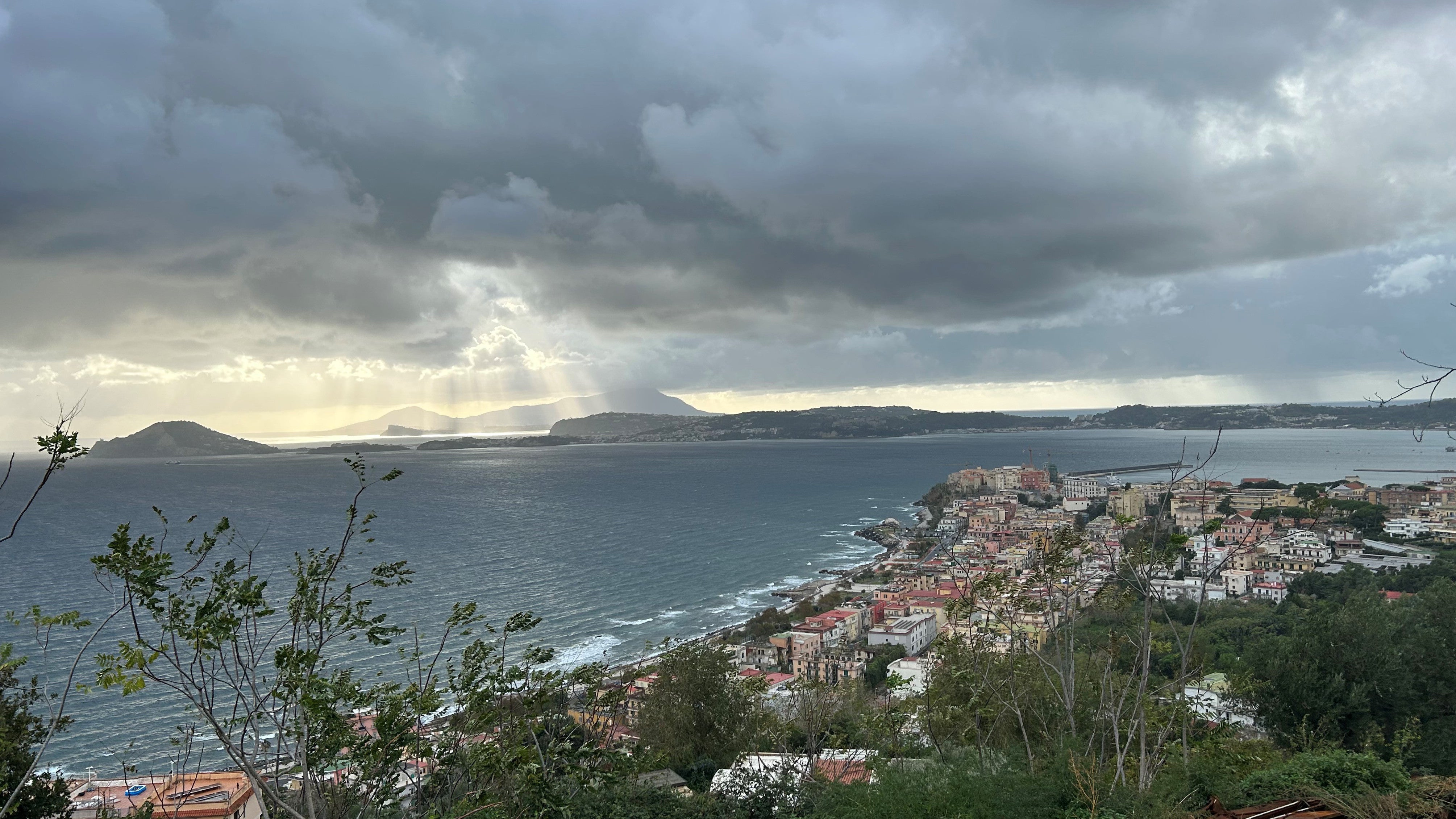 Italien, Pozzuoli: Die Stadt Pozzuoli im Westen der italienischen Millionenmetropole Neapel. Die Stadt liegt auf dem Supervulkan Campi Flegrei, wo Experten nach einer Serie von Erdbeben Schlimmeres bef&uuml;rchten. (Christoph Sator/dpa)

