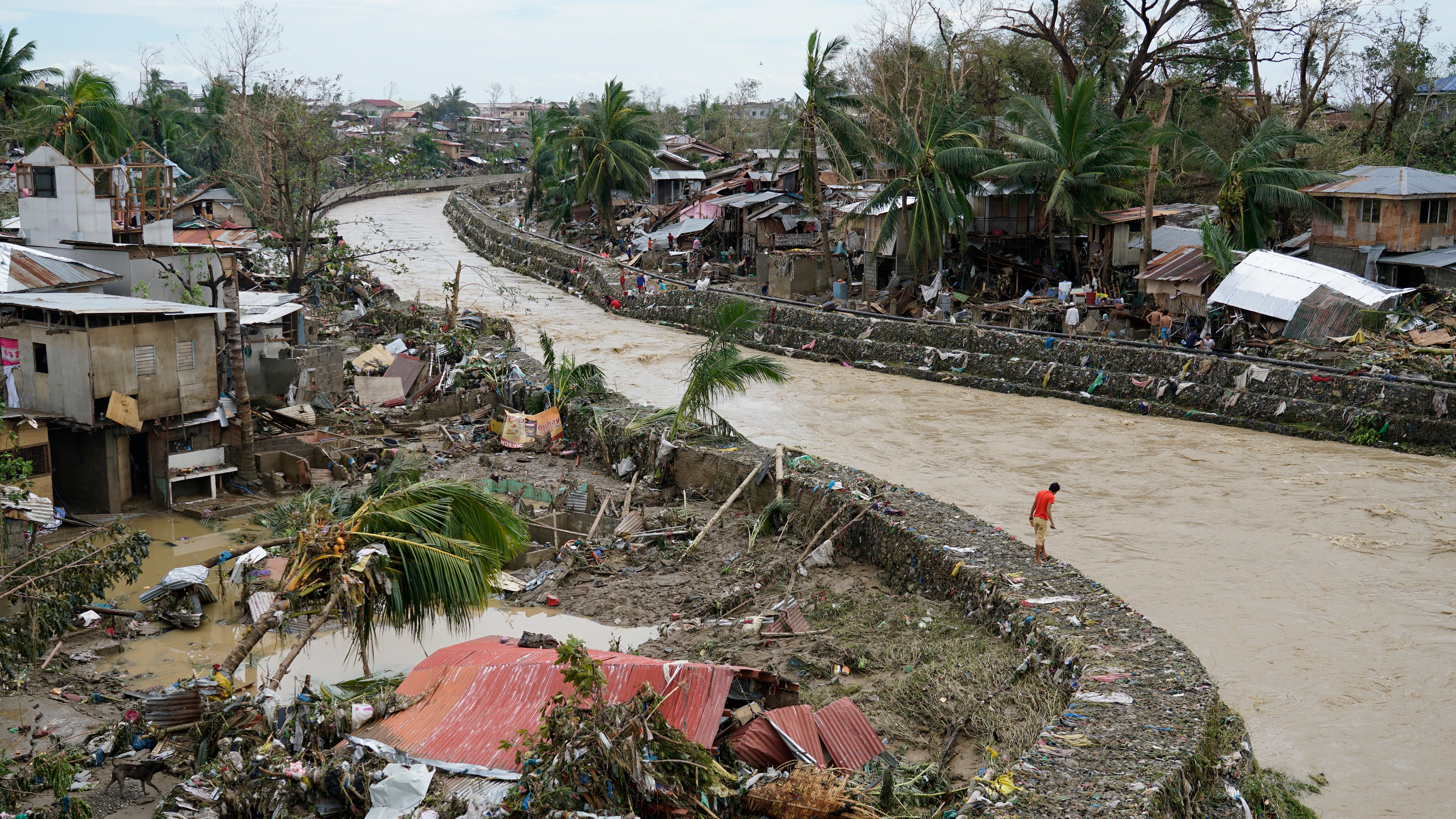 Philippinen, Talisay: Ein Mann steht am Ufer eines durch Taifun Rai angeschwollenen Flusses in Talisay, Provinz Cebu. Der Taifun Rai hat auf den Philippinen schwere Verw&uuml;stungen angerichtet und mehr als 300 000 Menschen in die Flucht getrieben. Der Tropensturm habe nicht nur &Uuml;berschwemmungen, Sturzfluten und Erdrutsche ausgel&ouml;st, sondern auch D&auml;cher abgedeckt und zahlreiche B&auml;ume und Strommasten aus dem Boden gerissen, teilte der Katastrophenschutz am Freitag mit.