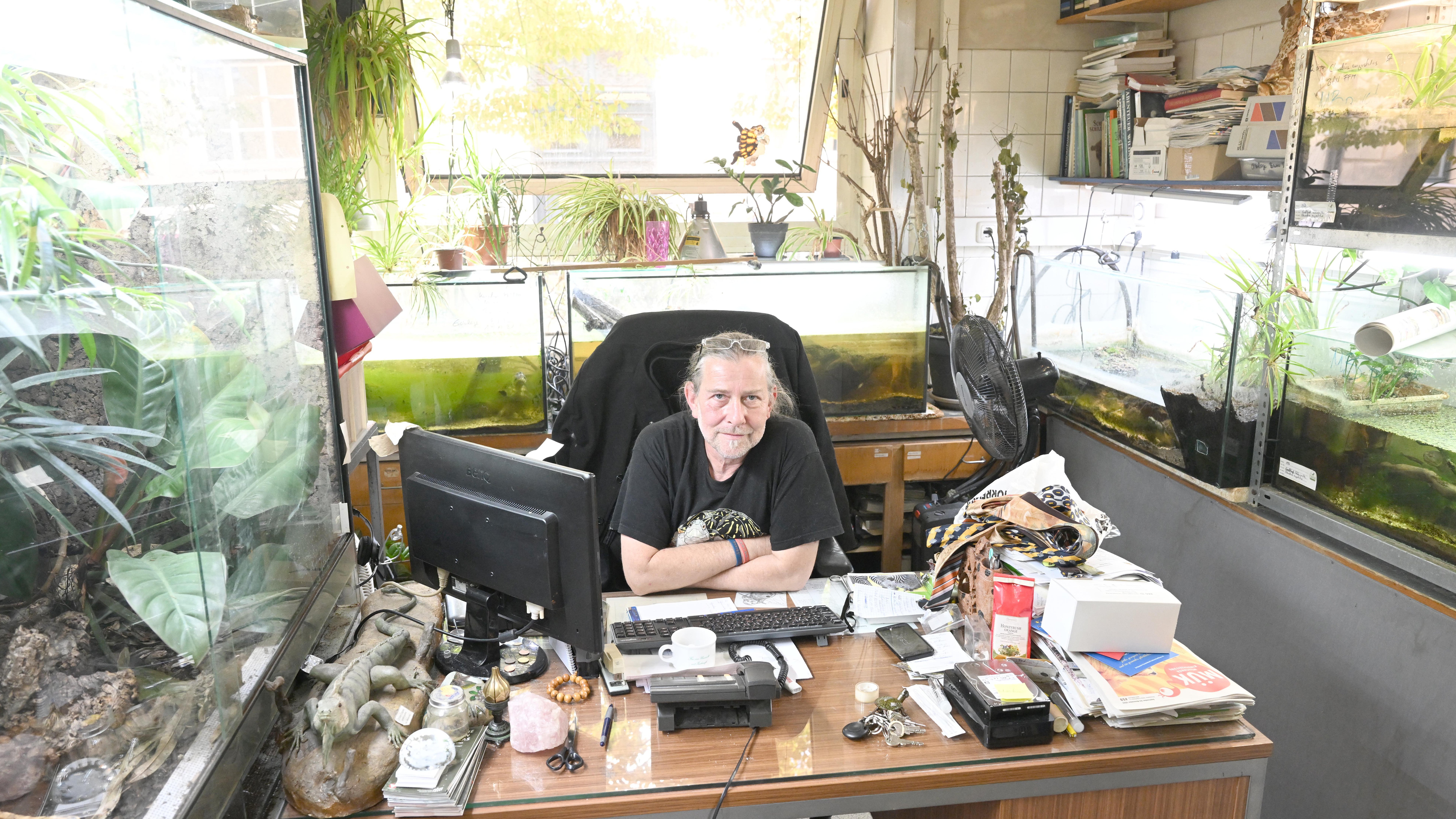 PRODUKTION - 28.10.2022, Bayern, M&uuml;nchen: Markus Baur, Fachtierarzt f&uuml;r Reptilien und Stationsleitung, sitzt in seinem B&uuml;ro in der Reptilienauffangstation f&uuml;r exotische Tiere. Wegen steigender Energiekosten geben viele Menschen ihre exotischen Haustiere in Tierheimen und Auffangstationen ab. (zu dpa-KORR "Wenn f&uuml;r Schlange, Gecko und Co. die Energiekosten zu hoch werden") Foto: Felix H&ouml;rhager/dpa +++ dpa-Bildfunk +++

