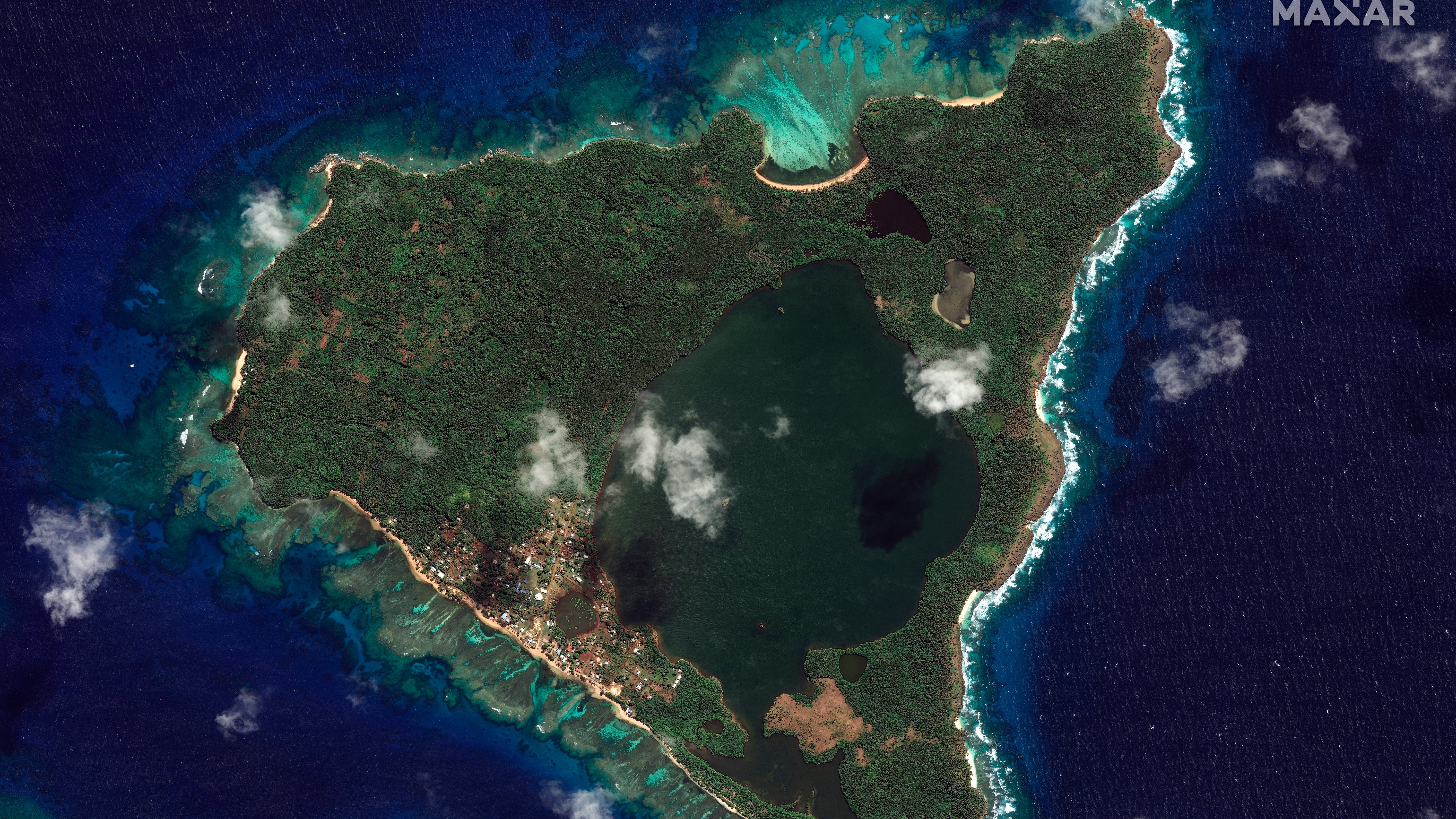 Dieses Satellitenbild zeigt eine Luftaufnahme der Insel Nomuka, die Teil der Tonga-Inselgruppe ist. This satellite image provided by Maxar Technologies shows an overview of Nomuka in the Tonga island group on Aug. 17, 2020, before the damage from the Jan. 15, 2022, eruption. (Satellite image &Acirc;&copy;2022 Maxar Technologies via AP)

