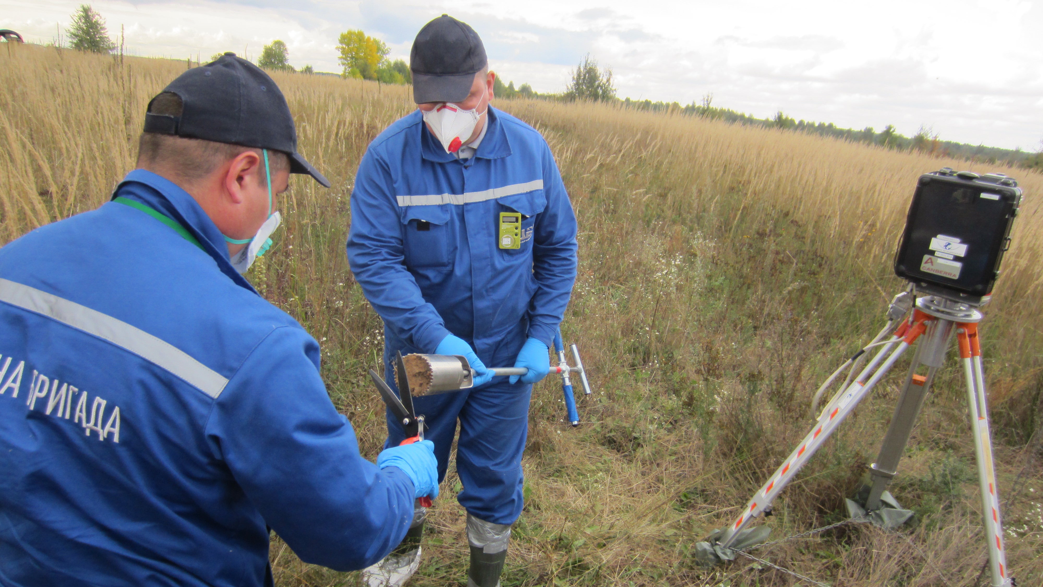 Ukraine, Tschernobyl: Ukrainische Fachkr&auml;fte entnehmen eine 15 Zentimeter tiefe Bodenprobe auf einem radioaktiv belasteten Feld in der 30-Kilometer-Sperrzone um das 1986 havarierte Atomkraftwerk Tschernobyl in der Ukraine.