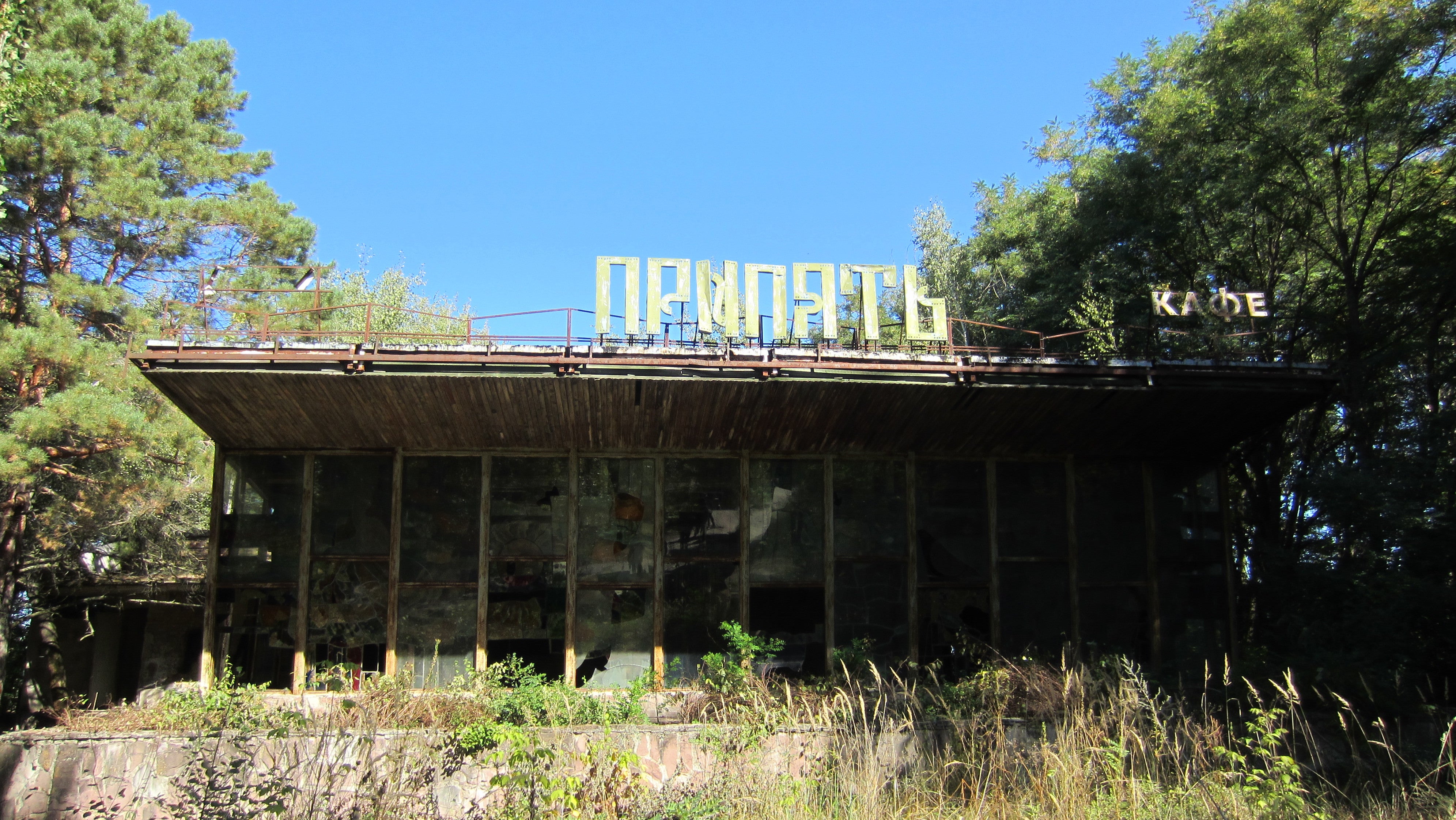 Ukraine, Prypjat: Verfallenes Geb&auml;ude des Caf&eacute;s Prypjat am Flusshafen der 1986 nach der Atomkatastrophe von Tschernobyl ger&auml;umten Kraftwerksstadt in der Ukraine.