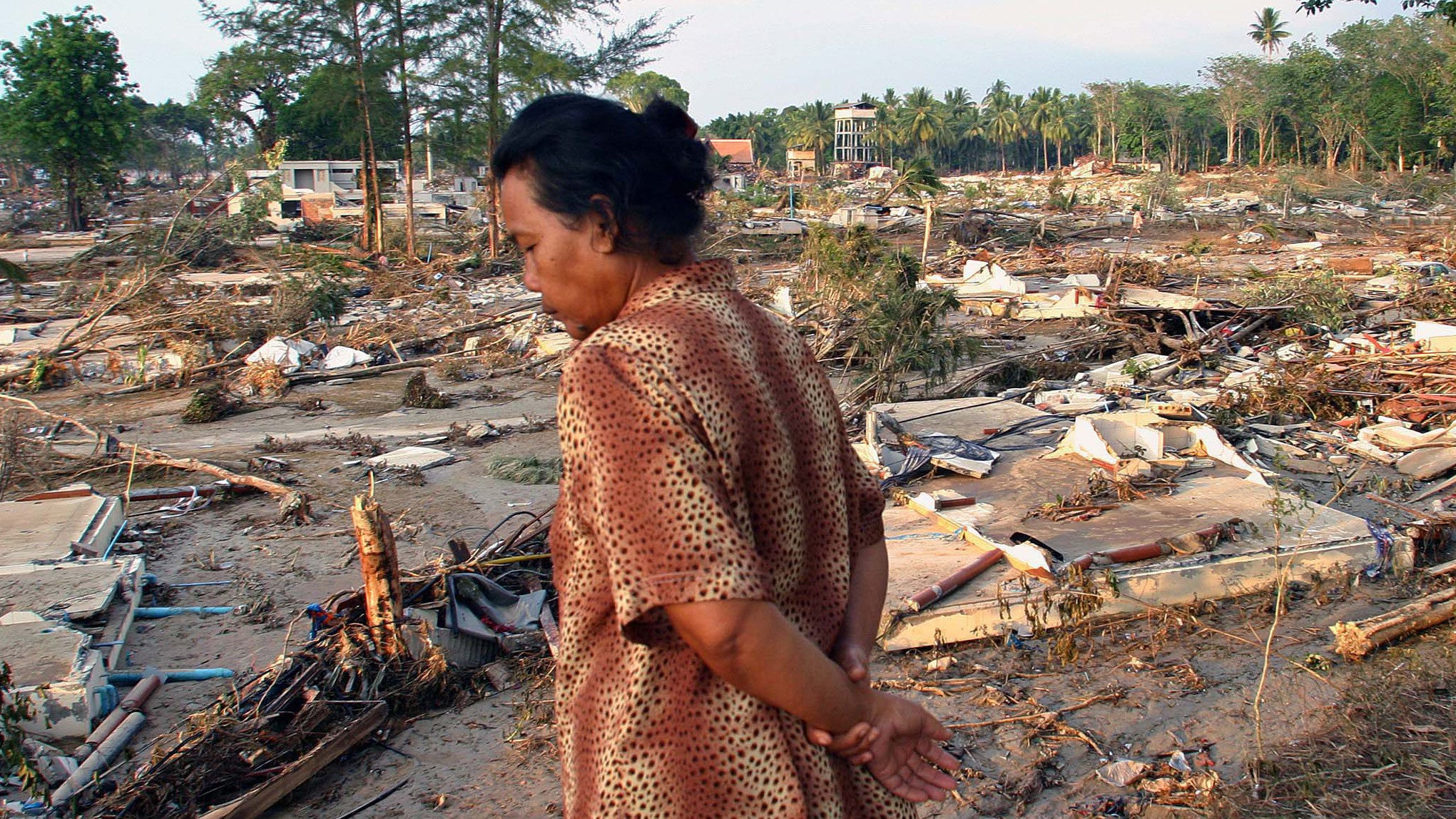 Phang Nga: Eine Frau geht durch die Tr&uuml;mmer des vom Tsunami am 26. Dezember 2004 zerst&ouml;rten Nang Thong-Resorts am Strand von Khao Lak