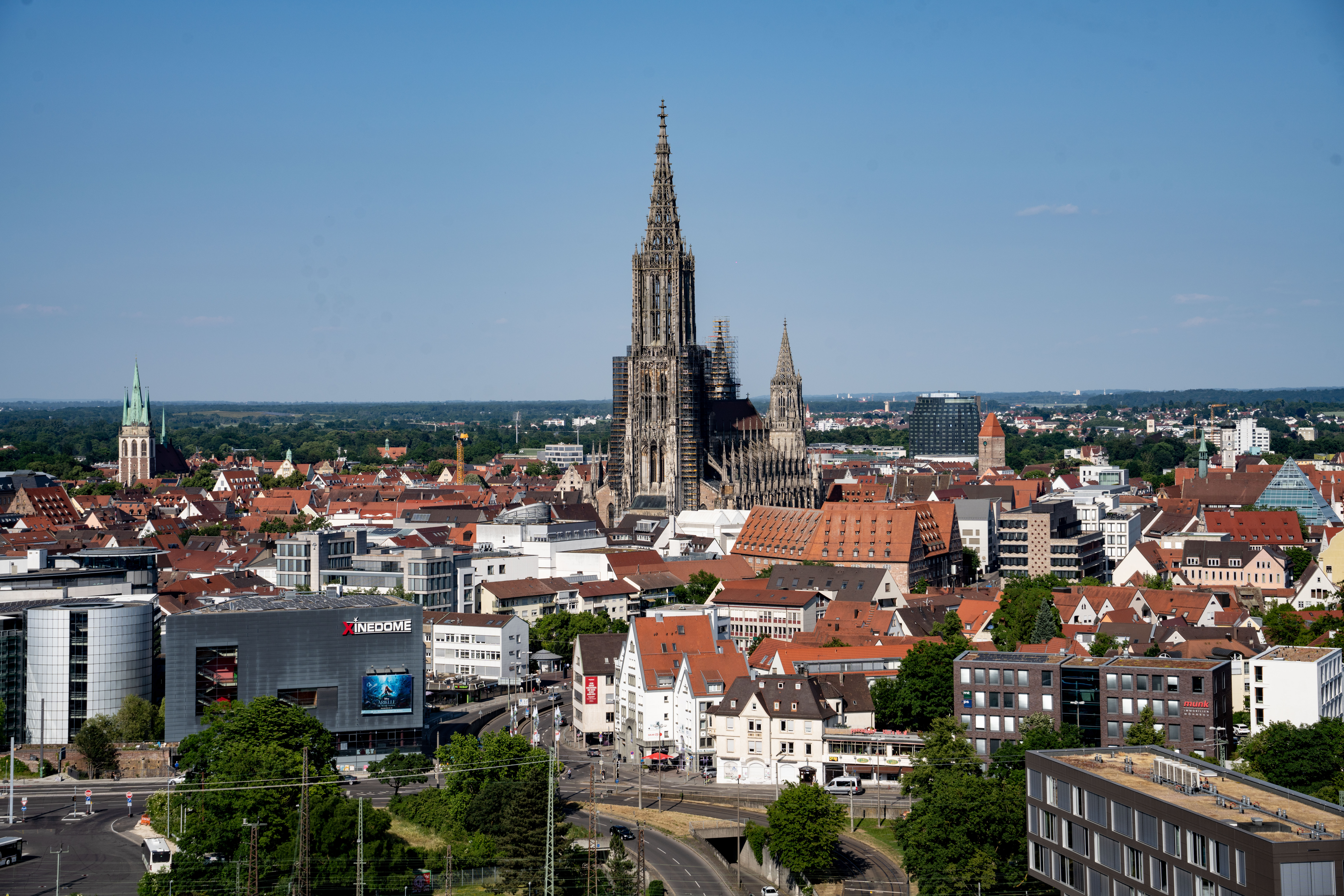 12.06.2023, Baden-W&uuml;rttemberg, Ulm: Blick von Westen von einem hohen Geb&auml;ude auf das Ulmer M&uuml;nster und die Stadt Ulm. (Frank Rumpenhorst/dpa)