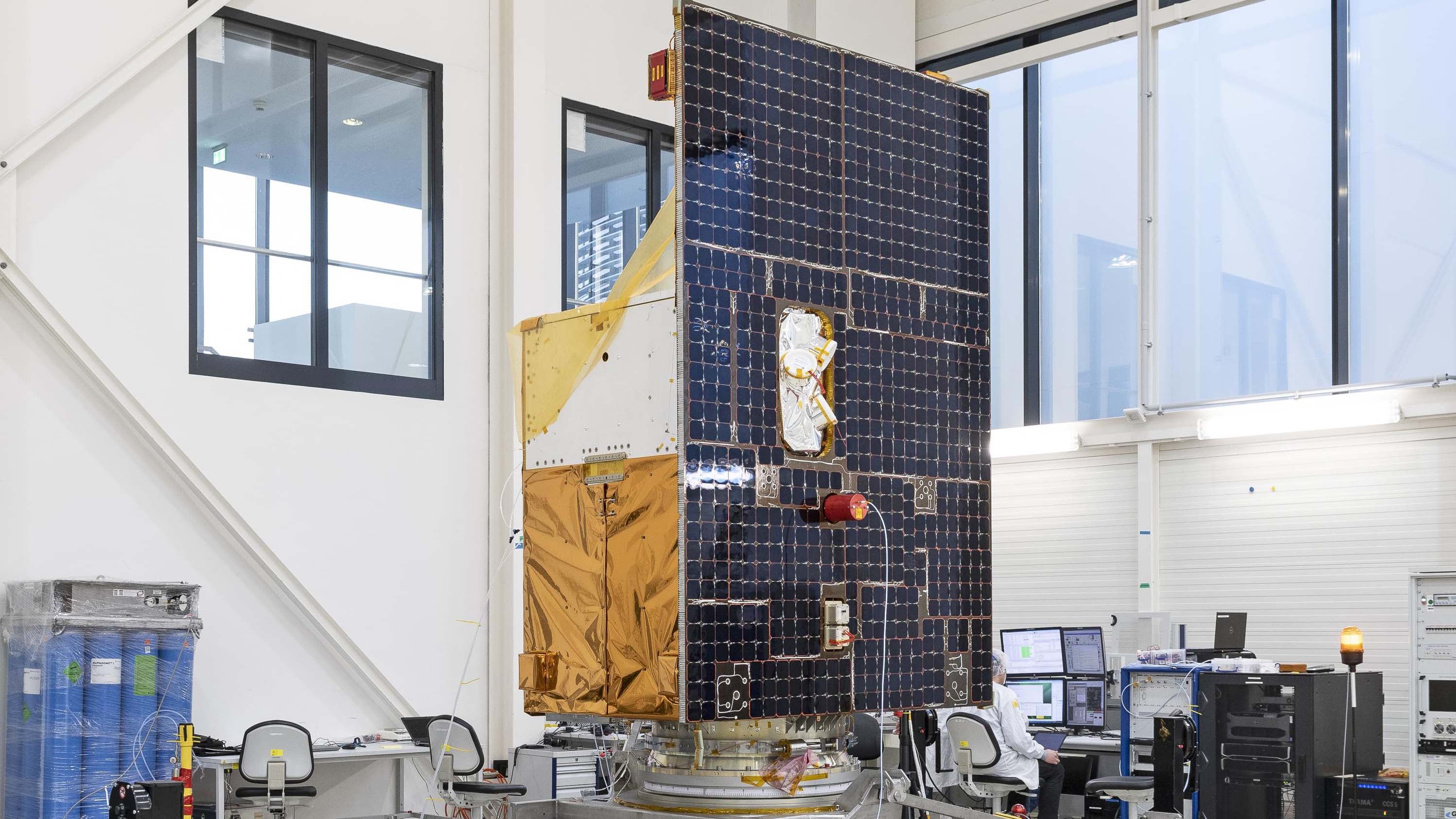 HANDOUT - 02.02.2022, Bremen: Die von der OHB System AG zur Verf&cedil;gung gestellte undatierte Aufnahme zeigt einen Hyperspektralen Erdbeobachtungssatelliten EnMap &acute;Environmental Mapping Analysis Program&ordf;.(zu dpa: &acute;Startklar zur Klimamission:&dagger;Umweltsatellit EnMAP reisefertig&ordf;) Foto: Hannes von der Fecht/OHB System AG/dpa - ACHTUNG: Nur zur redaktionellen Verwendung im Zusammenhang mit der aktuellen Berichterstattung und nur mit vollst&permil;ndiger Nennung des vorstehenden Credits +++ dpa-Bildfunk +++