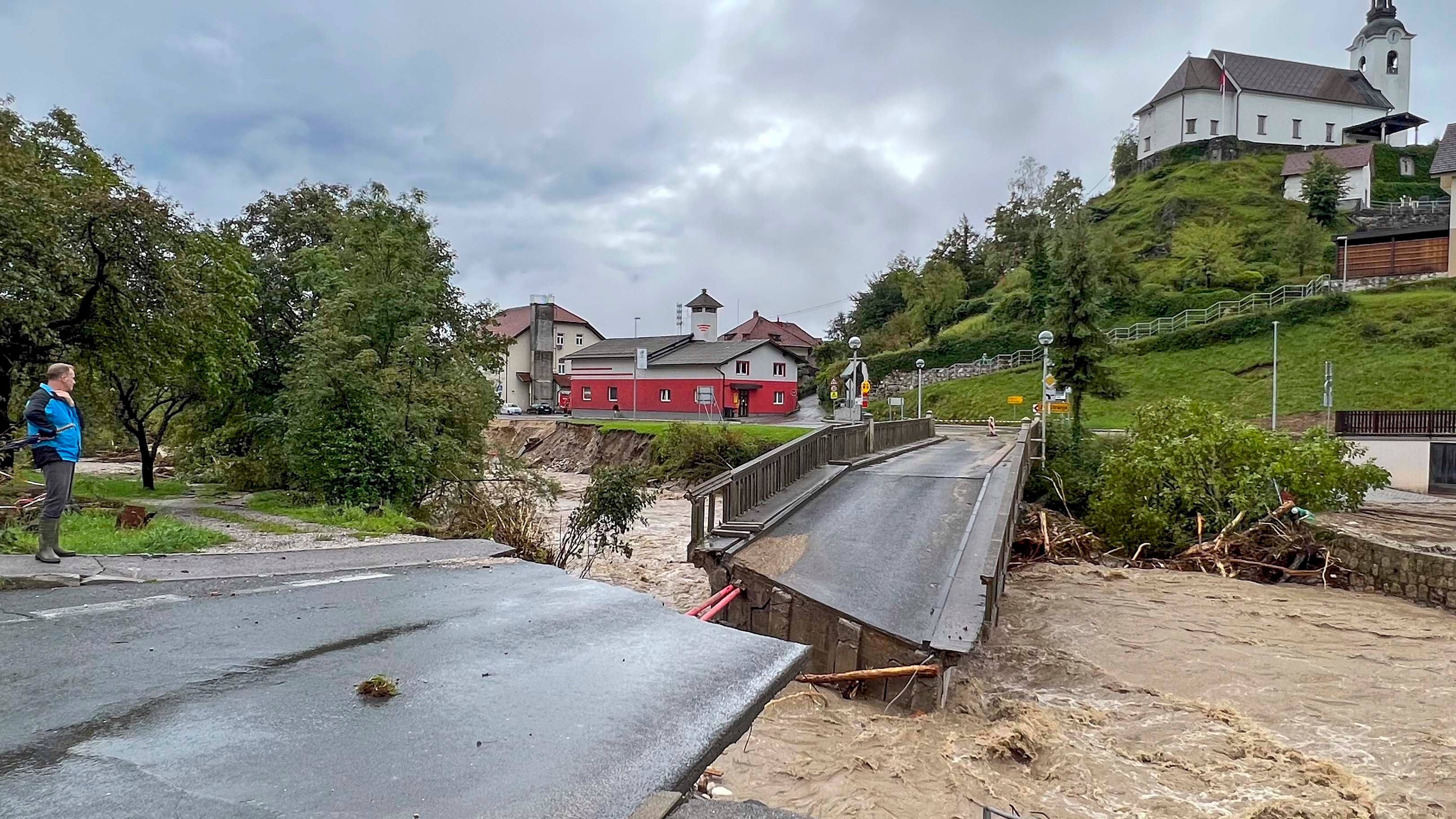 dpatopbilder - 04.08.2023, Slowenien, Stahovica: Eine Br&uuml;cke ist in der N&auml;he der Stadt Kamnik eingest&uuml;rzt. Starkregen und &Uuml;berschwemmungen haben in Slowenien schwere Sch&auml;den angerichtet. Foto: Miro Majcen/AP/dpa +++ dpa-Bildfunk +++