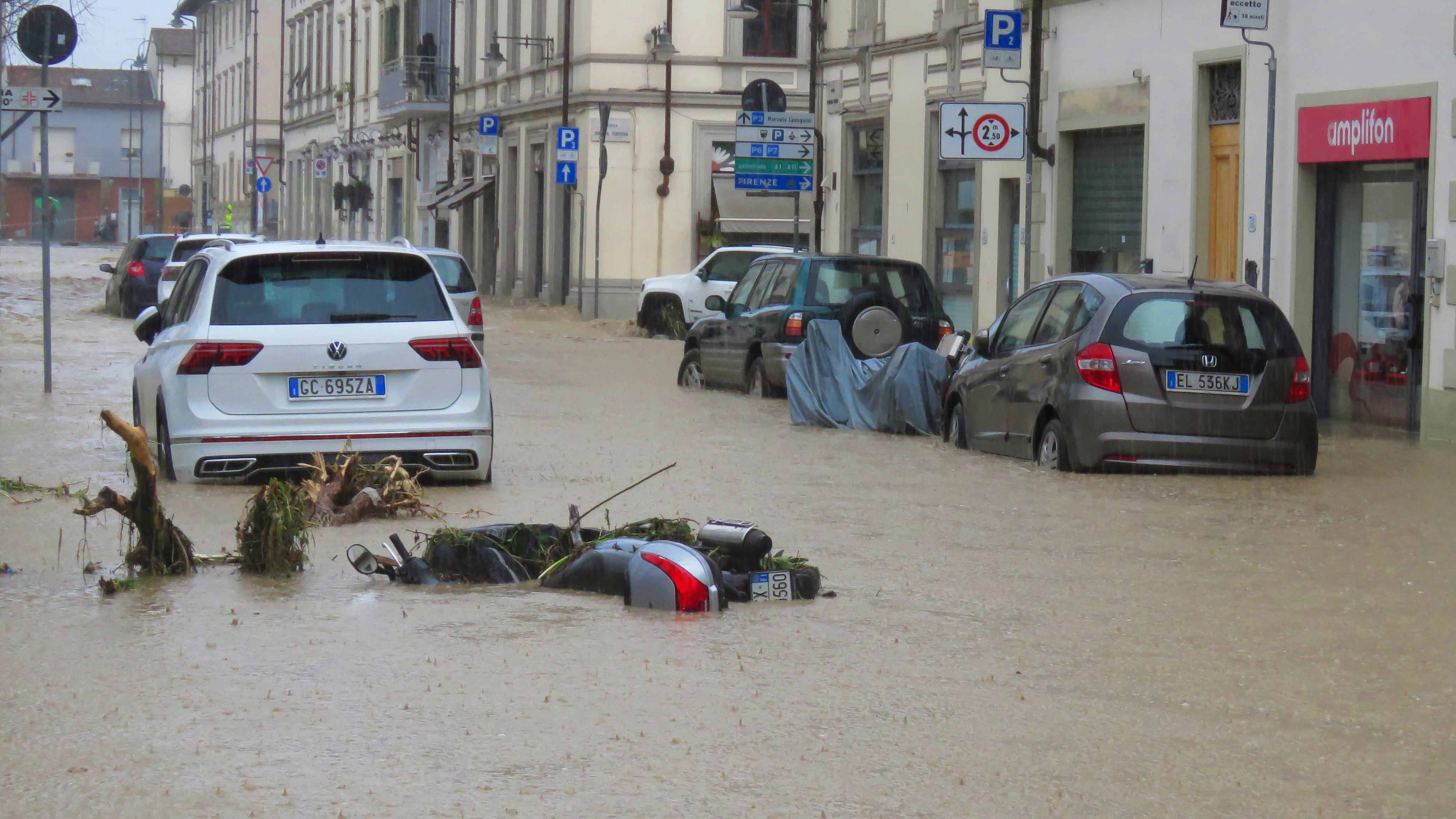 14.03.2025, Italien, Florenz: Autos parken in einer &cedil;berfluteten Straﬂe. Heftige Unwetter haben die italienischen Regionen Toskana und Emilia-Romagna heimgesucht. Foto: Giuseppe Cabras/IPA via ZUMA Press/dpa +++ dpa-Bildfunk +++
