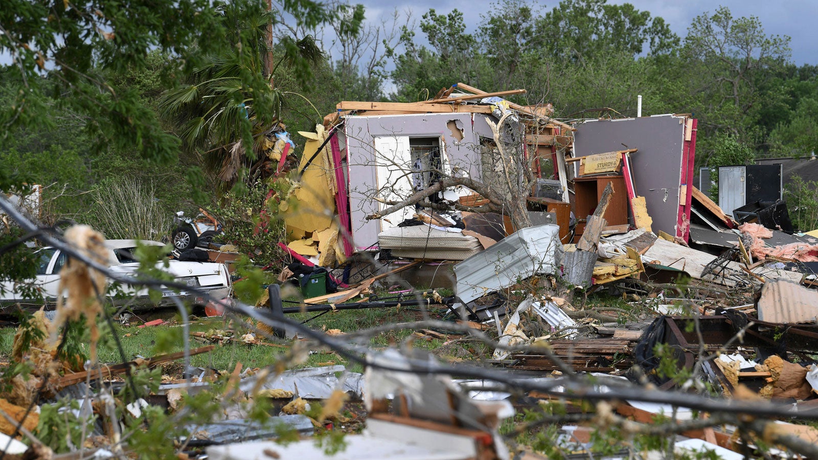 13.04.2019, USA, Franklin: Mehr als 30 H&auml;user wurden besch&auml;digt, als Franklin von einem schwerem Unwetter heimgesucht wurde. Schwere Unwetter mit Tornados und Hagelst&uuml;rmen im Osten des US-Staats forderten mindestens zwei Todesopfer und zahlreiche Verletzte. Foto: Laura Mckenzie/College Station Eagle VIA ap/dpa
