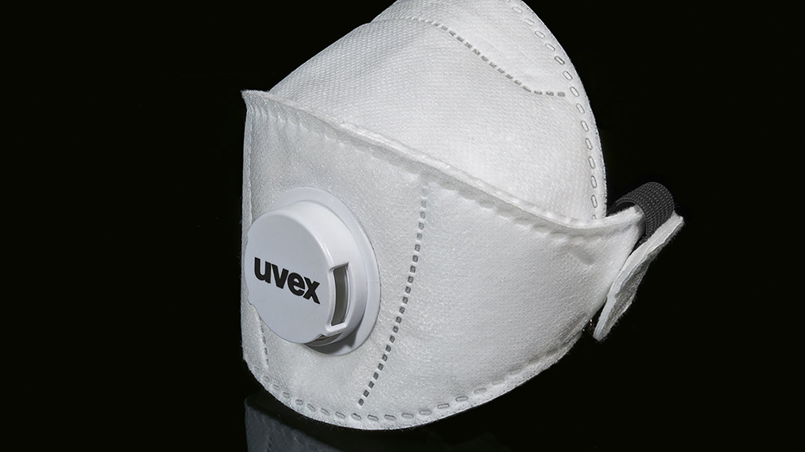 Eine Atemschutzmaske der Schutzklasse FFP3 des Herstellers Uvex. Der fr&auml;nkische Lieferant ist komplett ausverkauft, da die Masken in China hergestellt werden und die Lieferkette unterbrochen ist. Noch verf&uuml;gbar sind die Vollsichtschutzbrillen, diese werden bei Uvex in F&uuml;rth und in Lederdorn im Kreis Cham gefertigt. Foto: Uvex/dpa