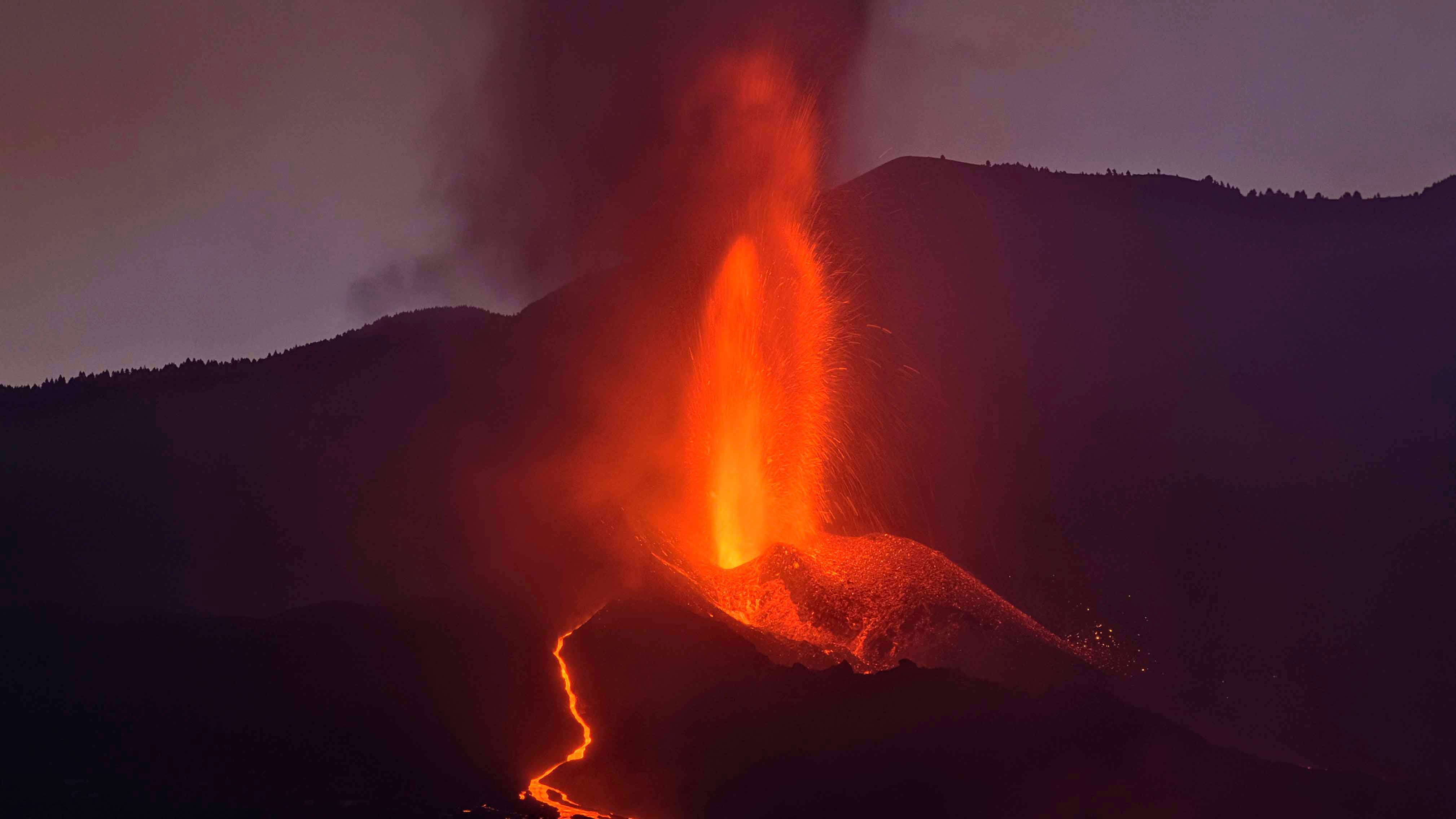 La Palma: Auf der spanischen Kanareninsel brach im September ein&nbsp;Vulkan&nbsp;aus, der bis kurz vor Weihnachten Asche, Rauch und Lava ausstie&szlig;. Auf dem Weg zum Meer begruben Lavastr&ouml;me Tausende H&auml;user. Die Gegend versank in Asche.