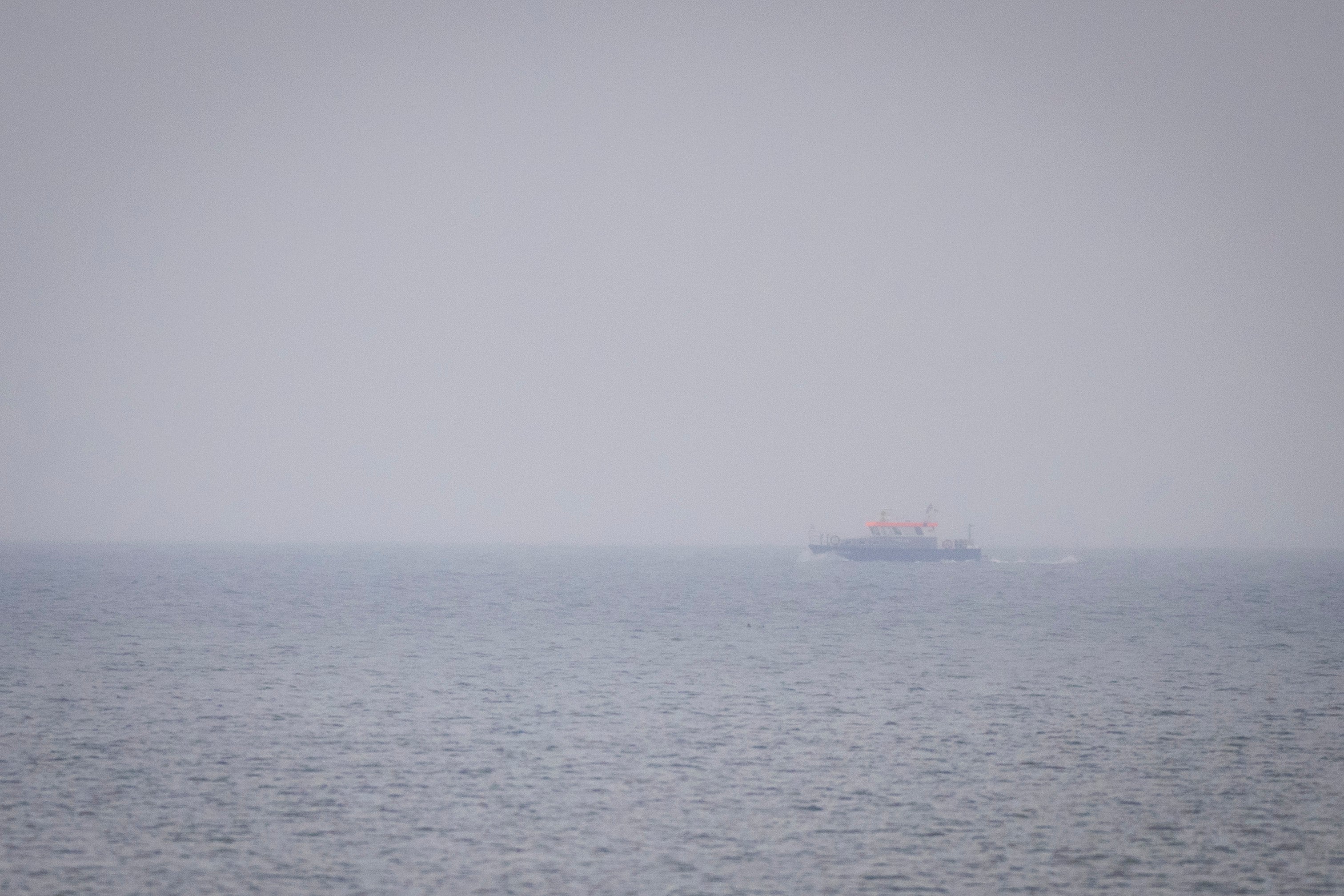 28.03.2026, Mecklenburg-Vorpommern, Boltenhagen: Das Boot Uecker von der Wasserschutzpolizei f&auml;hrt an der Ostseek&uuml;ste vor Boltenhagen entlang. Bei der Suche nach dem vor Timmendorfer Strand befreiten Buckelwal f&auml;hrt das Boot seit dem fr&uuml;hen Morgen die K&uuml;ste ab. (Philip Dulian/dpa)