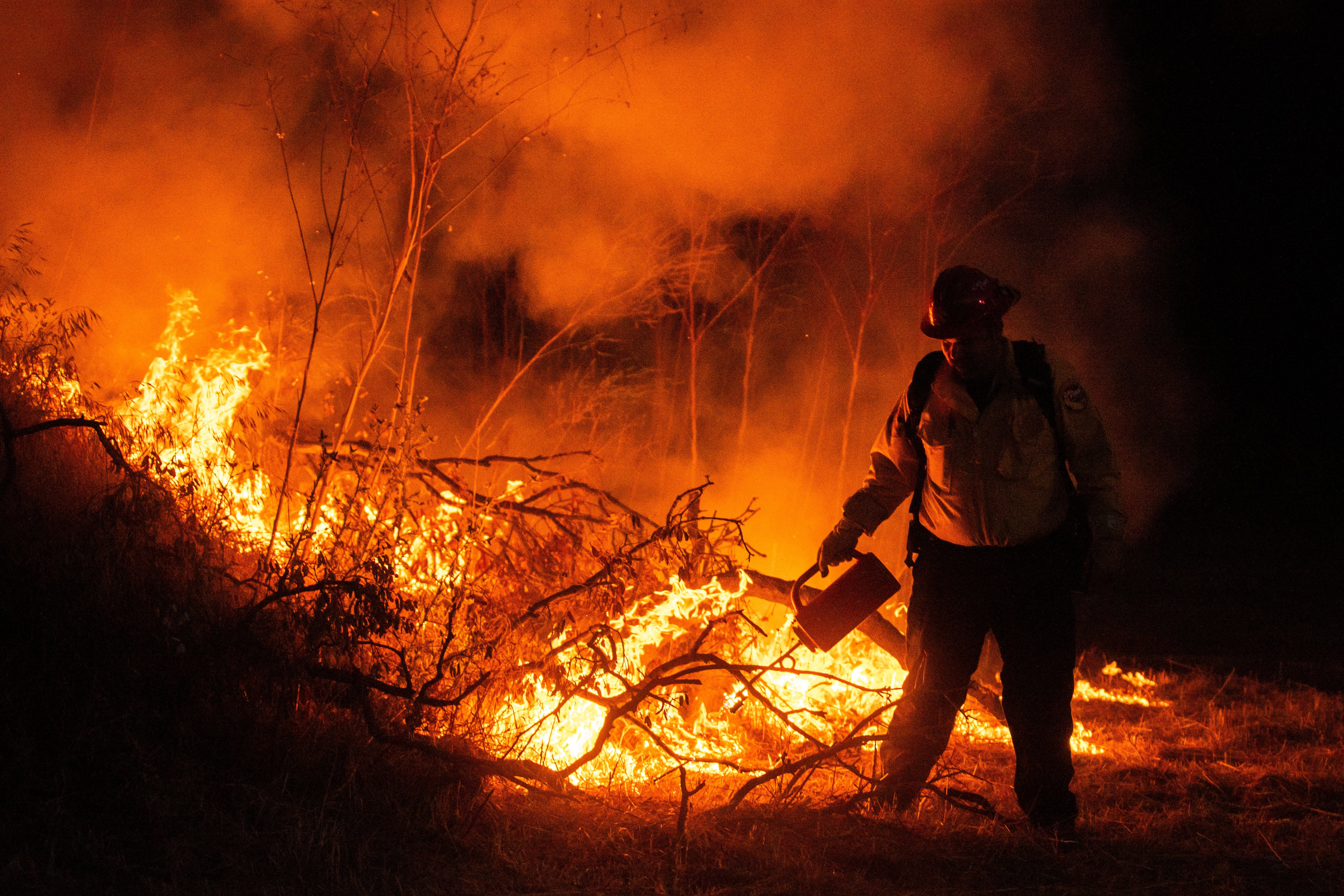 18.05.2026, USA, Simi Valley: Feuerwehrleute bek&auml;mpfen das Sandy Fire in Simi Valley. (Ethan Swope/AP/dpa)