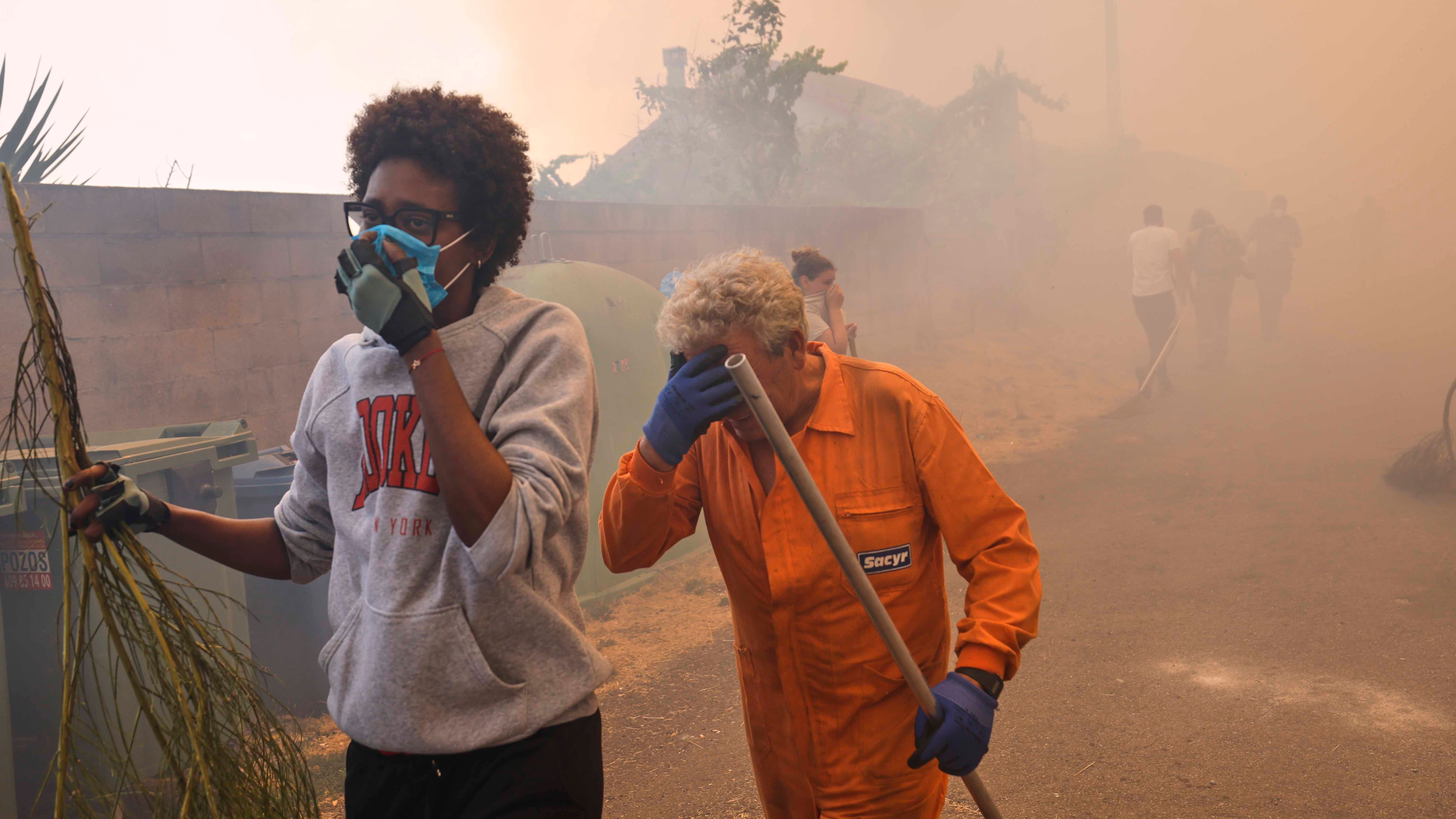 16.08.2025, Spanien, Veiga das Meas: Menschen reagieren bei der Bek&auml;mpfung eines Waldbrandes in Veiga das Meas im Nordwesten Spaniens. Foto: Lalo R. Villar/AP/dpa +++ dpa-Bildfunk +++