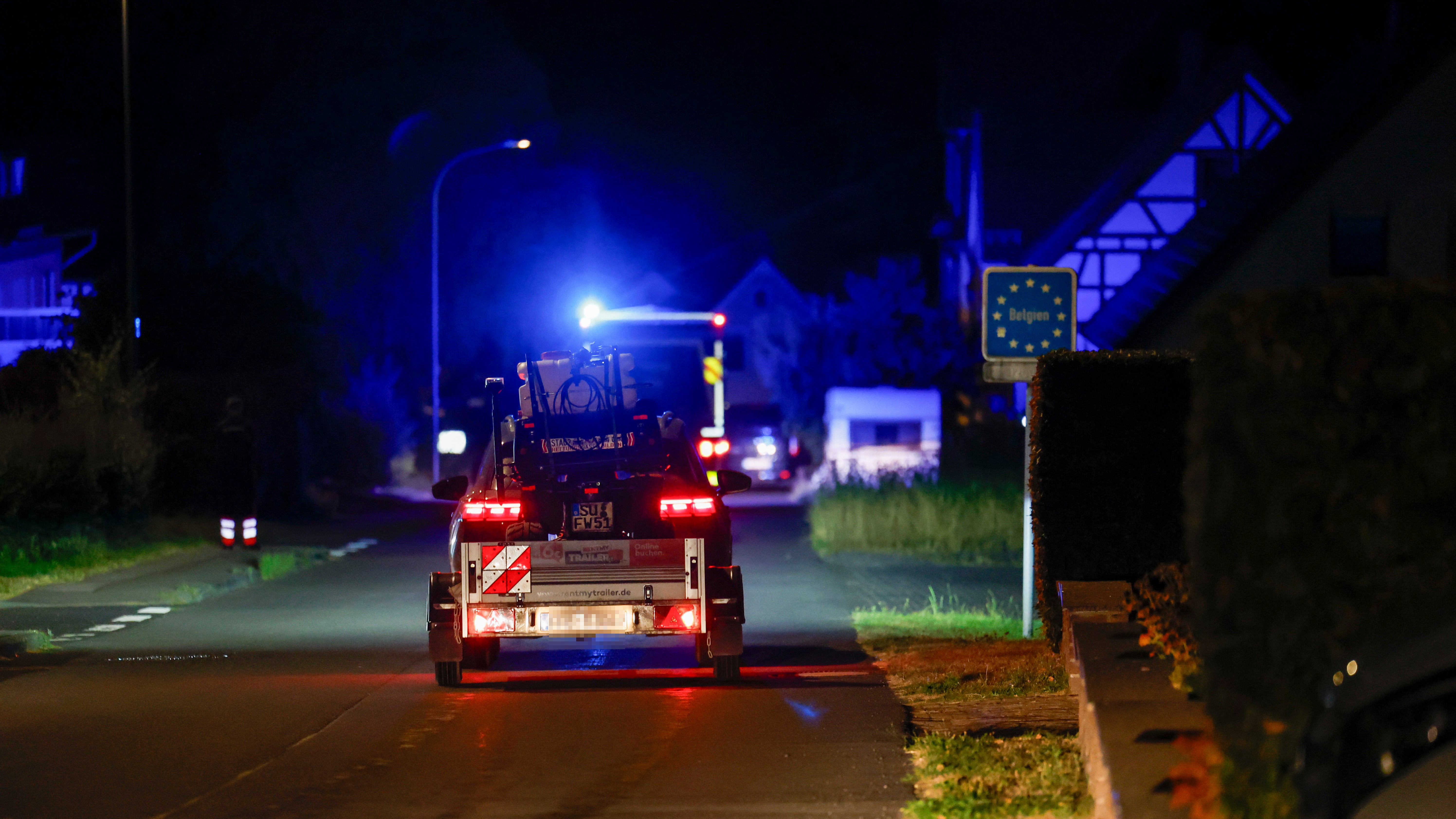 17.08.2026, Nordrhein-Westfalen, Monschau: Ein Quad wird auf einem Anh&auml;nger zum Einsatz transportiert. Weite Teile des Hohen Venn an der Grenze zu Deutschland sind von den Flammen betroffen. (Thomas Banneyer/dpa)