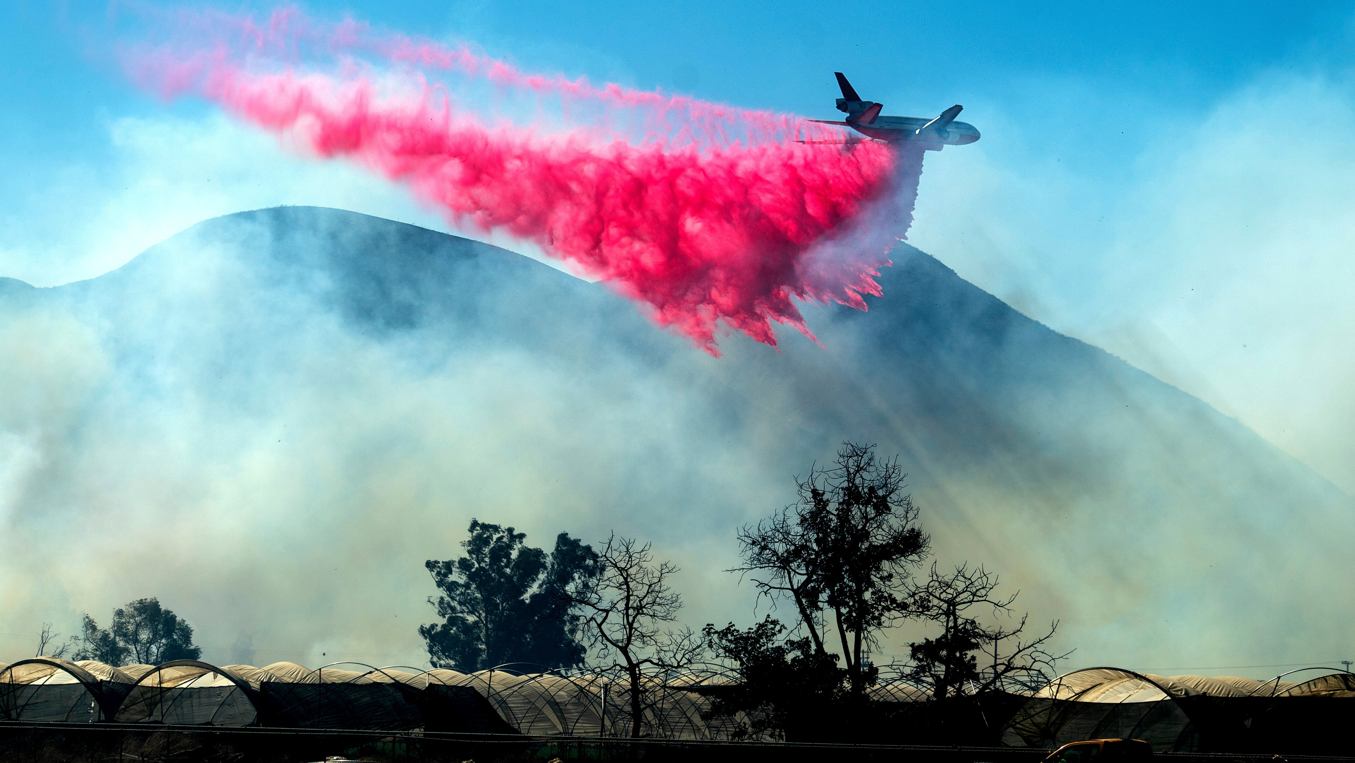 Ein L&ouml;schflugzeug fliegt &uuml;ber das Maria-Feuer in Kalifornien