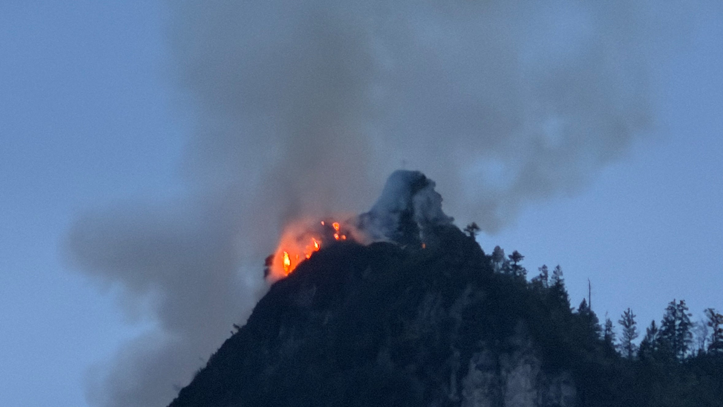 03.05.2026, Bayern, Ruhpolding: Ein Feuer ist unterhalb des Gipfels des Saur&uuml;sselkopfes zu sehen. Die zust&auml;ndigen Einsatzkr&auml;fte sind vor Ort. (Matthias Br&uuml;ning/dpa)
