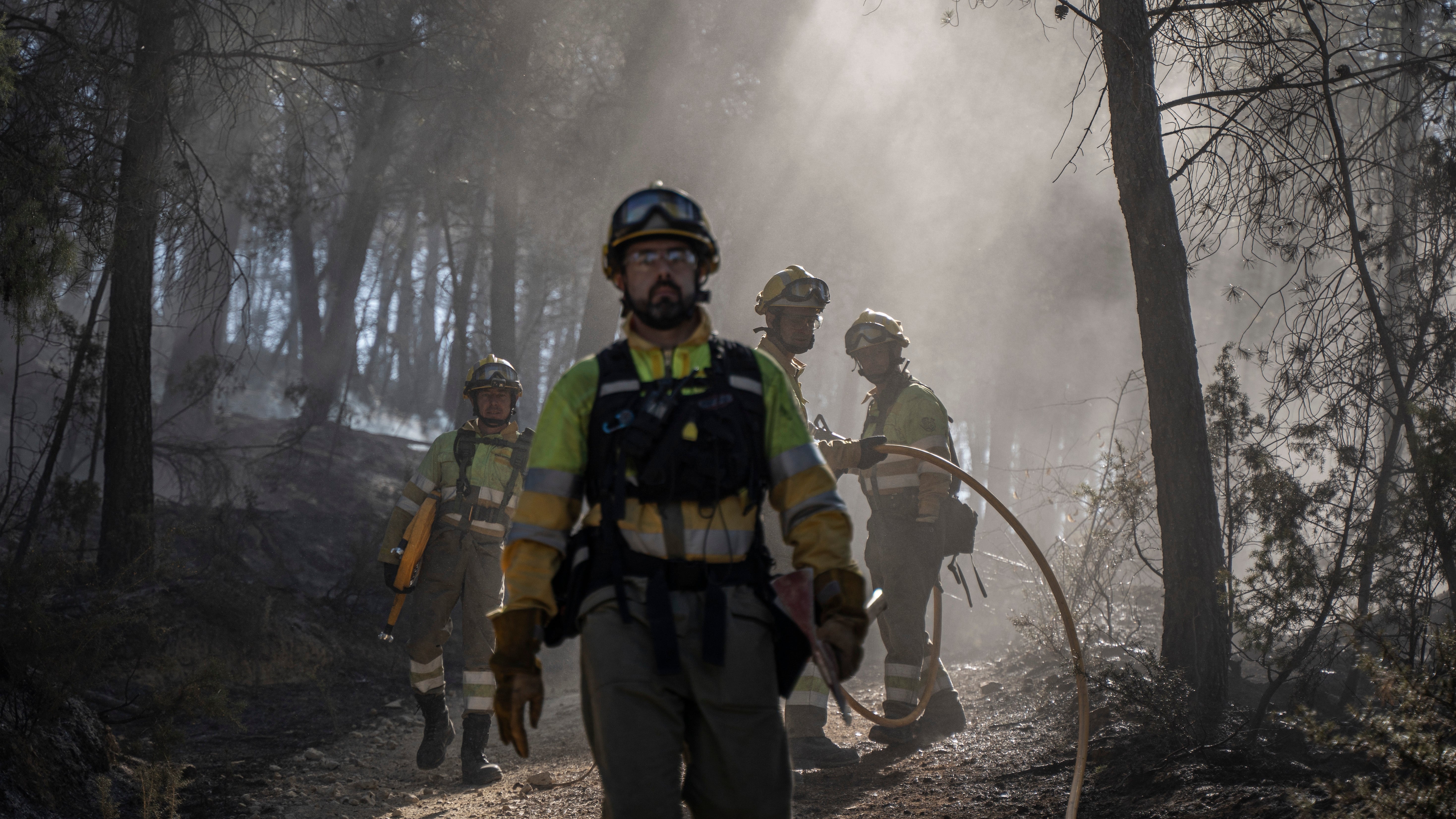 29.03.2023, Spanien, Fuente De La Reina: Feuerwehrleute sind damit besch&auml;ftigt, einen Waldbrand in der N&auml;he von Fuente de la Reina in Ostspanien zu l&ouml;schen. Das Feuer hat bereits rund 4600 Hektar zerst&ouml;rt. Foto: Jorge Gil/EUROPA PRESS/dpa +++ dpa-Bildfunk +++