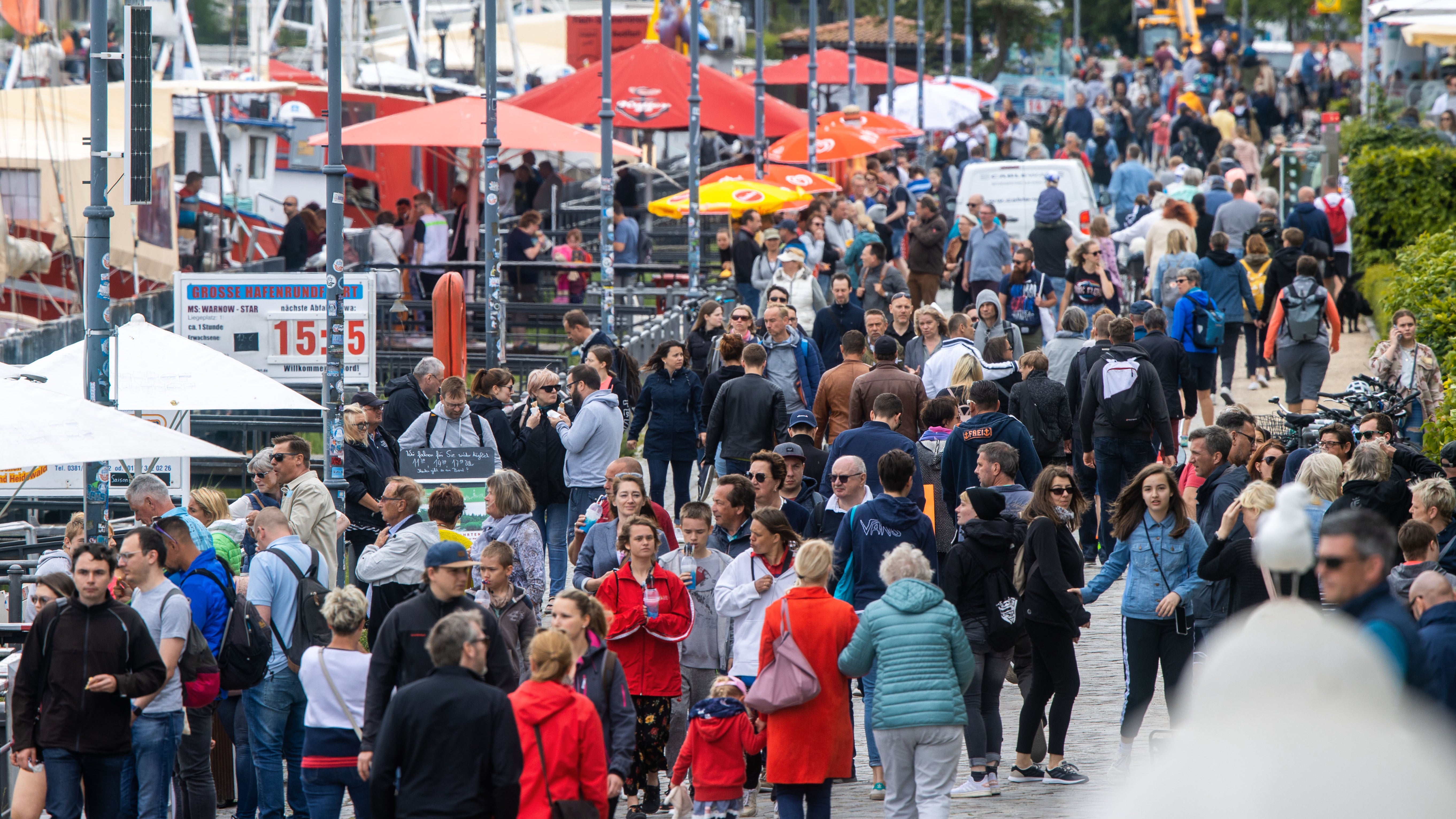 Warnem&uuml;nde: Zahlreiche Urlauber und Tagesg&auml;ste sind am Alten Strom in Warnem&uuml;nde unterwegs.