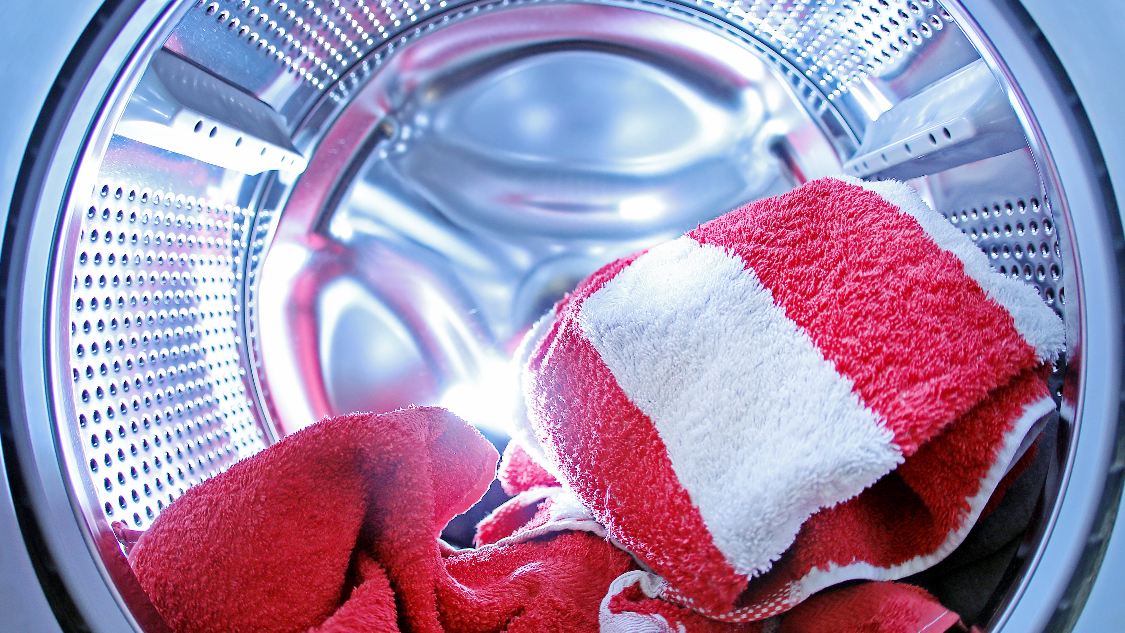 W&auml;sche liegt in einer Waschmaschine.