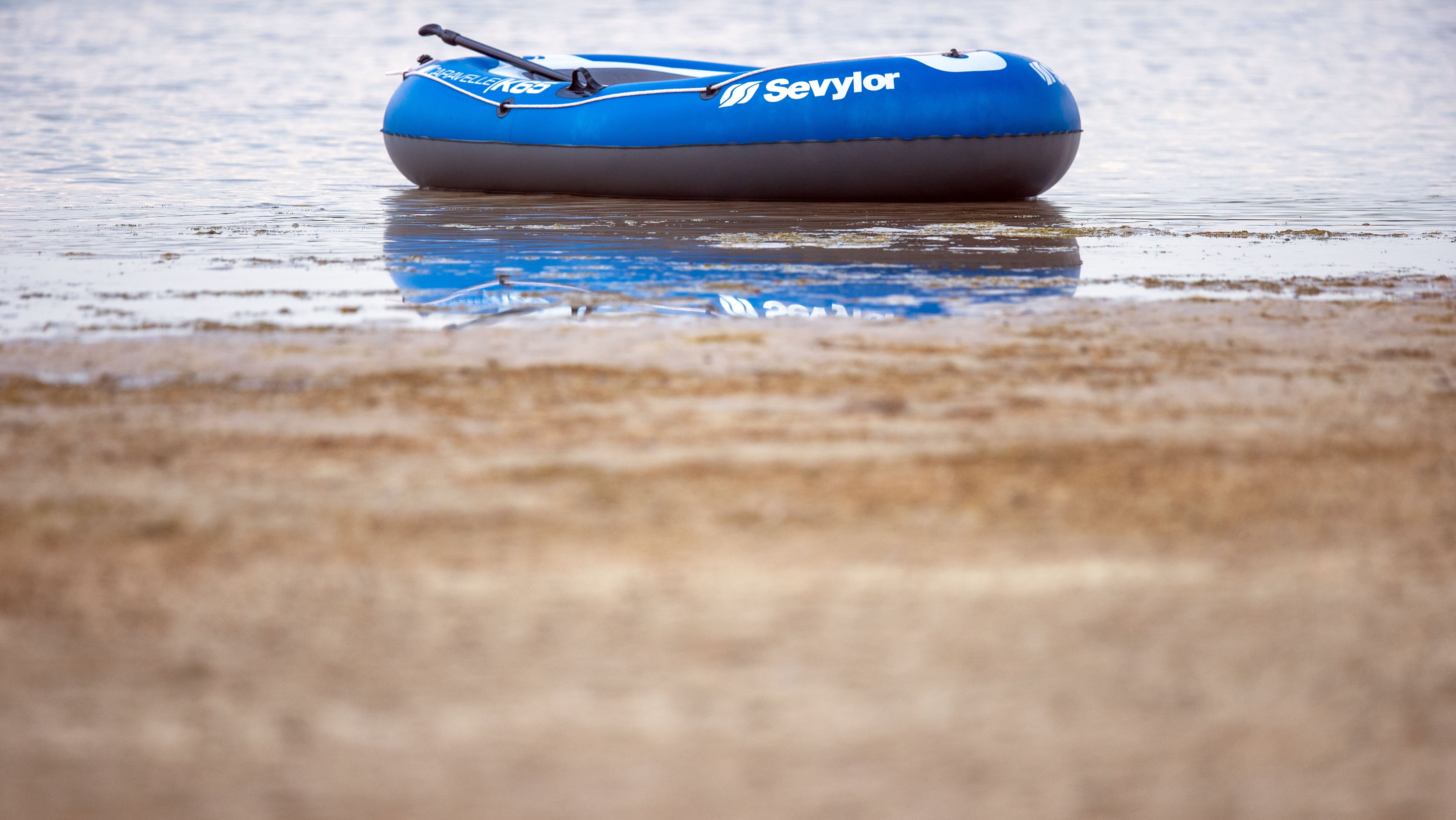 Neustadt-Glewe: Ein Schlauchboot liegt im Uferbereich des Neust&auml;dter Sees. Nach den D&uuml;rre-Sommern 2018 und 2019 war der Wasserstand im Herbst 2020 nicht ganz so dramatisch tief. Nun beginnt die "F&uuml;llphase", wie Hydrologen es nennen.